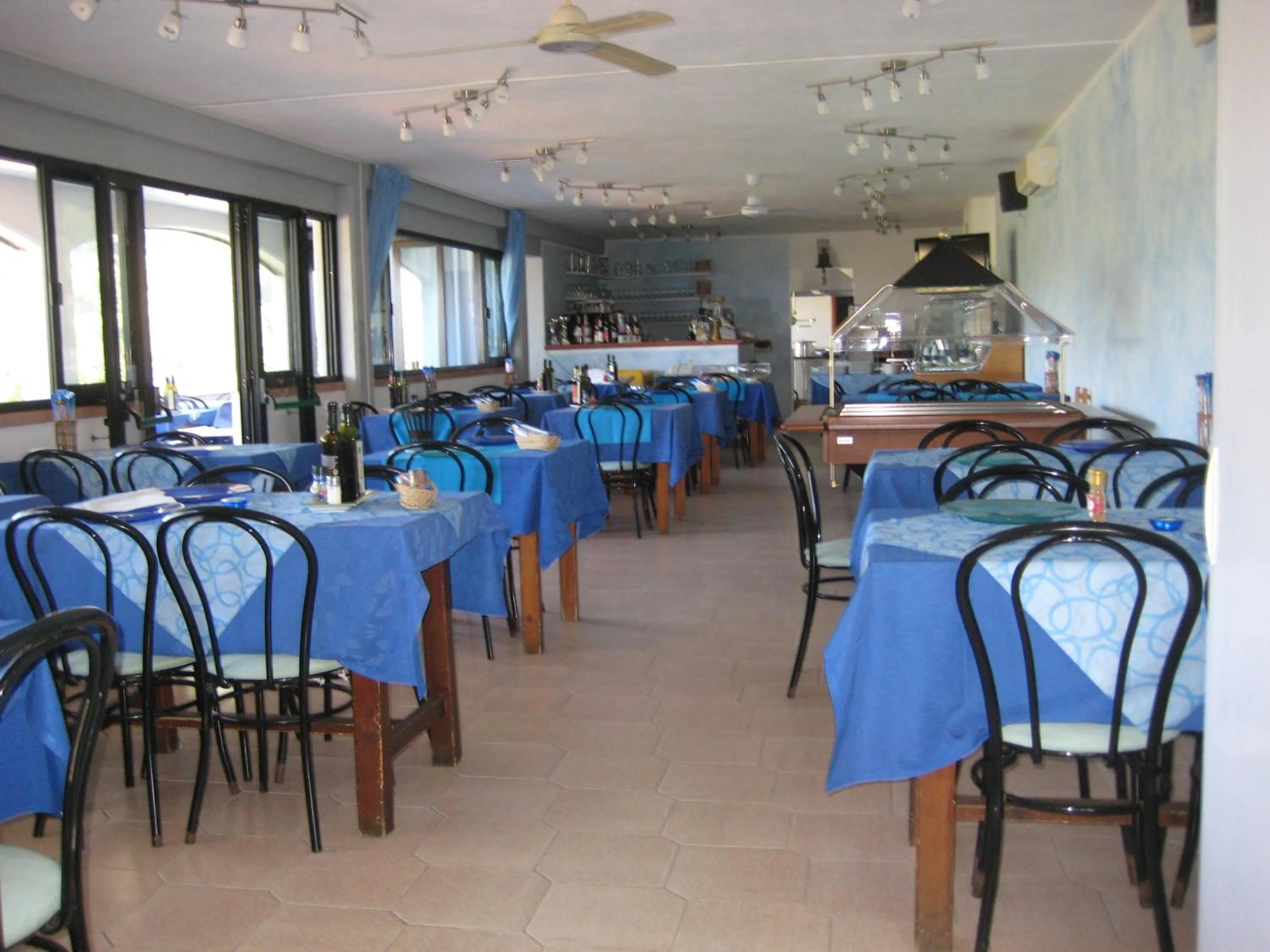 Restaurant/places to eat in Mandel Residence by Mandel Club