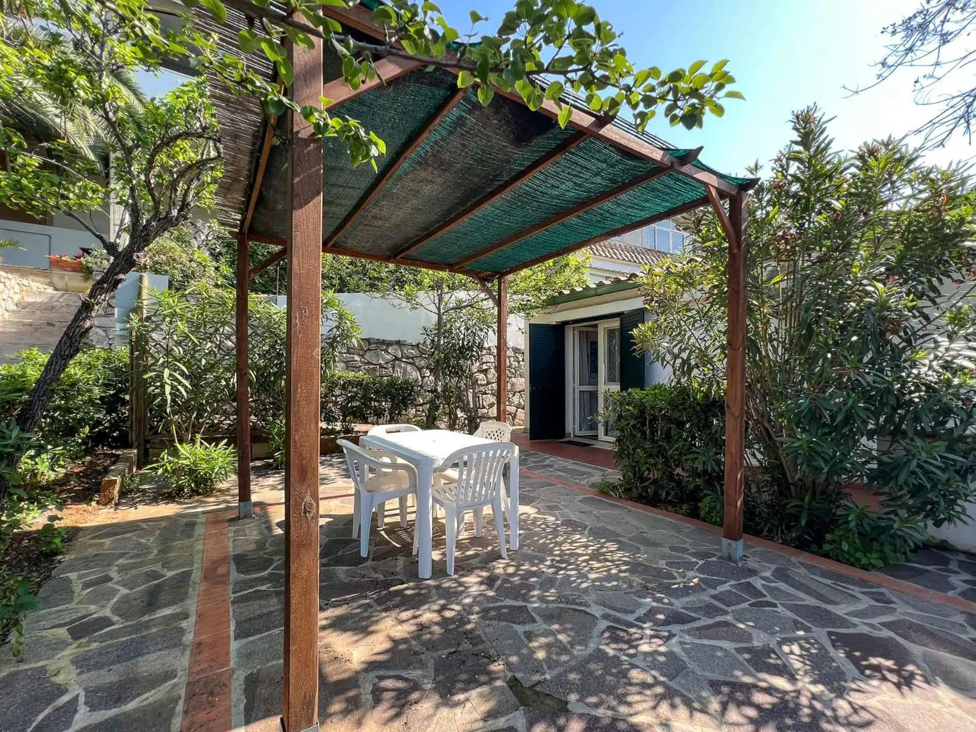 Garden in Mandel Residence by Mandel Club