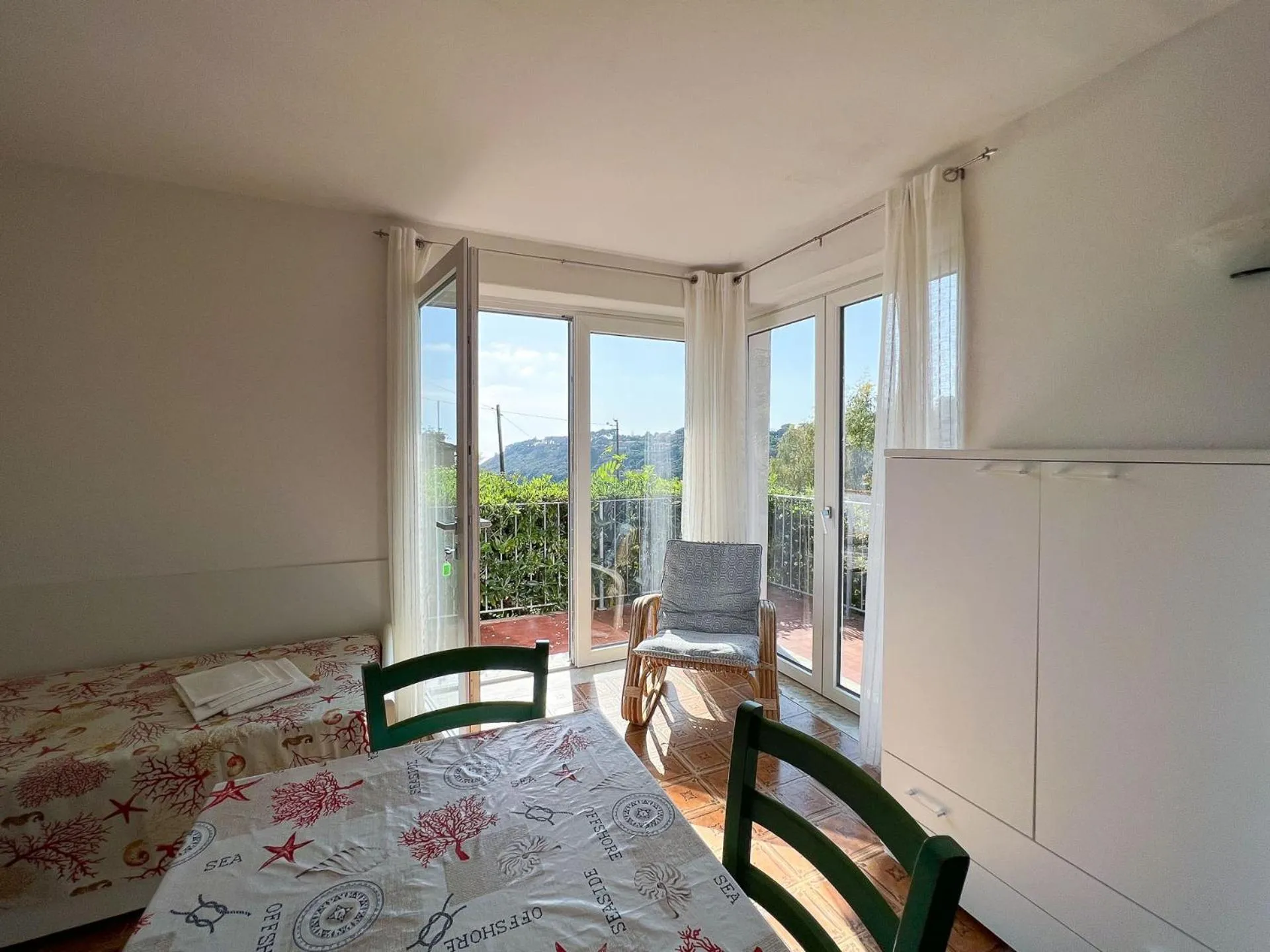 Dining area in Mandel Residence by Mandel Club