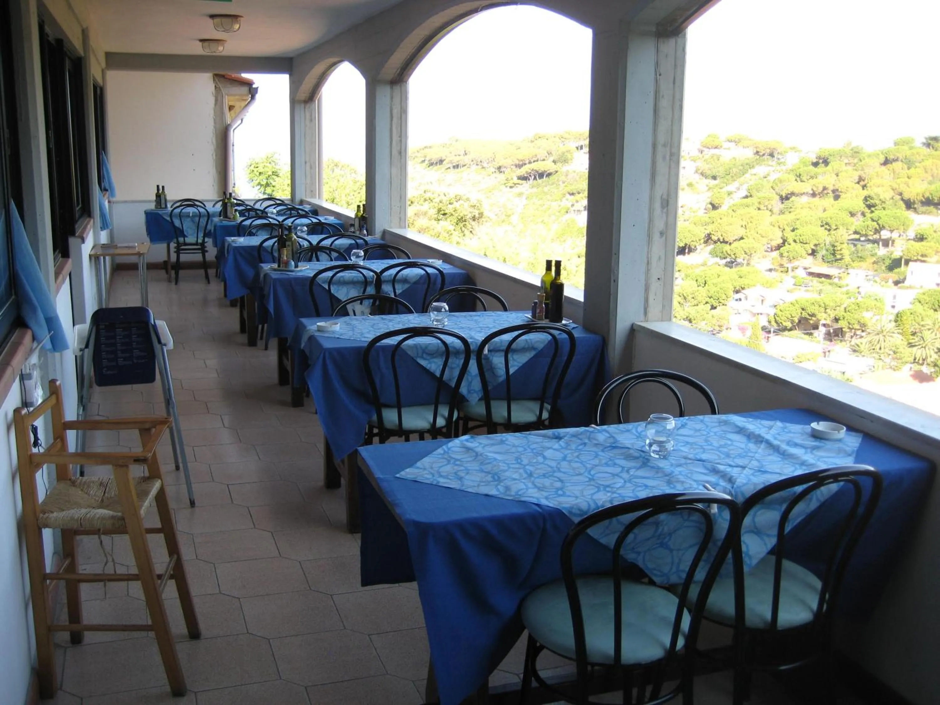 Restaurant/places to eat in Mandel Residence by Mandel Club