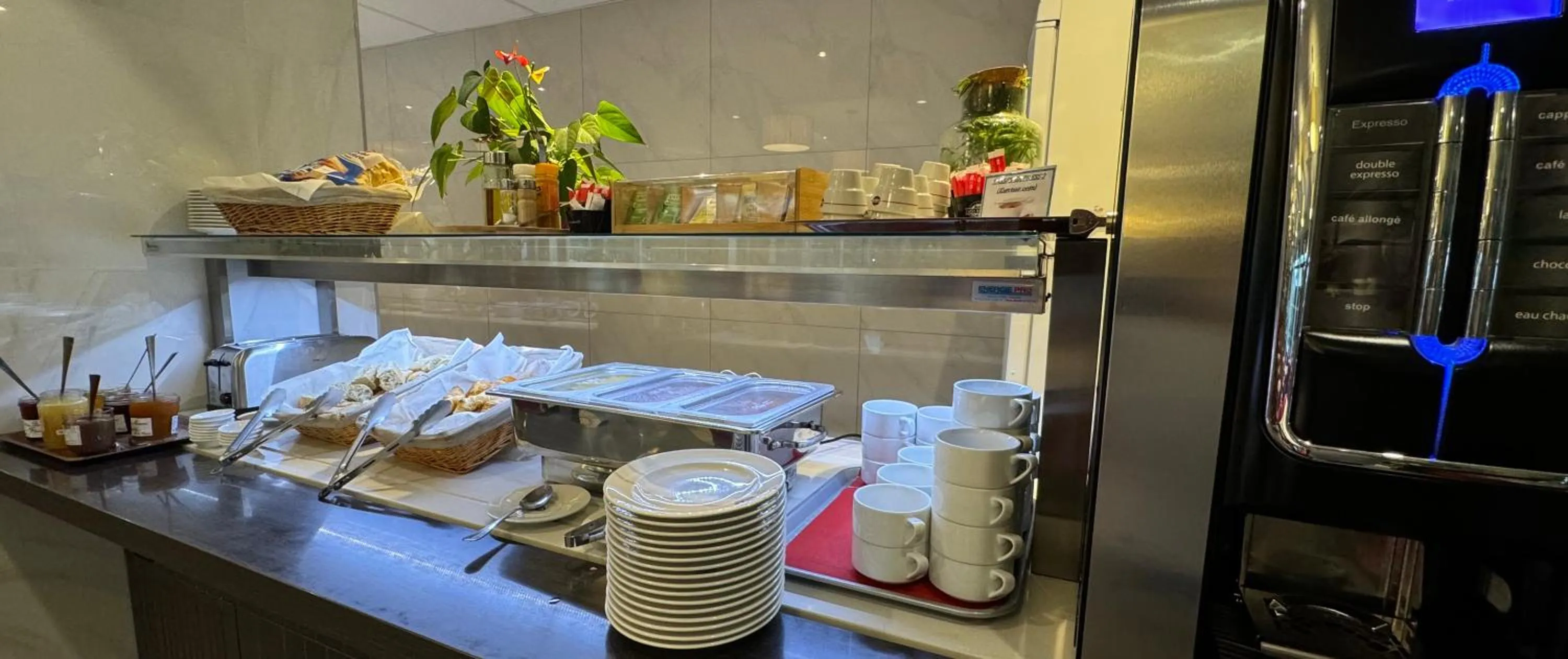 Breakfast in Brit Hotel Brive La Gaillarde - Restaurant La Limousine