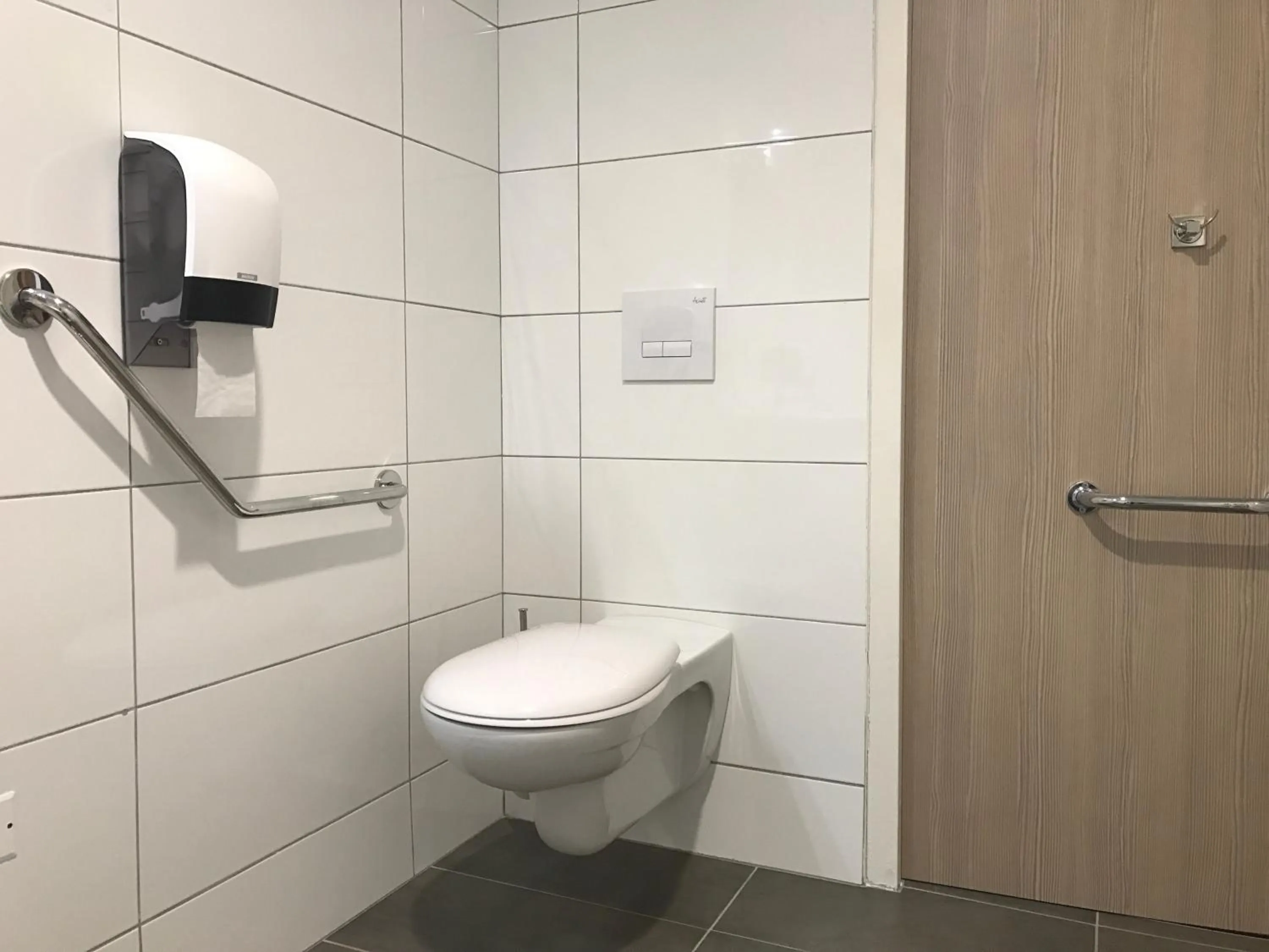 Toilet in Brit Hotel Brive La Gaillarde - Restaurant La Limousine