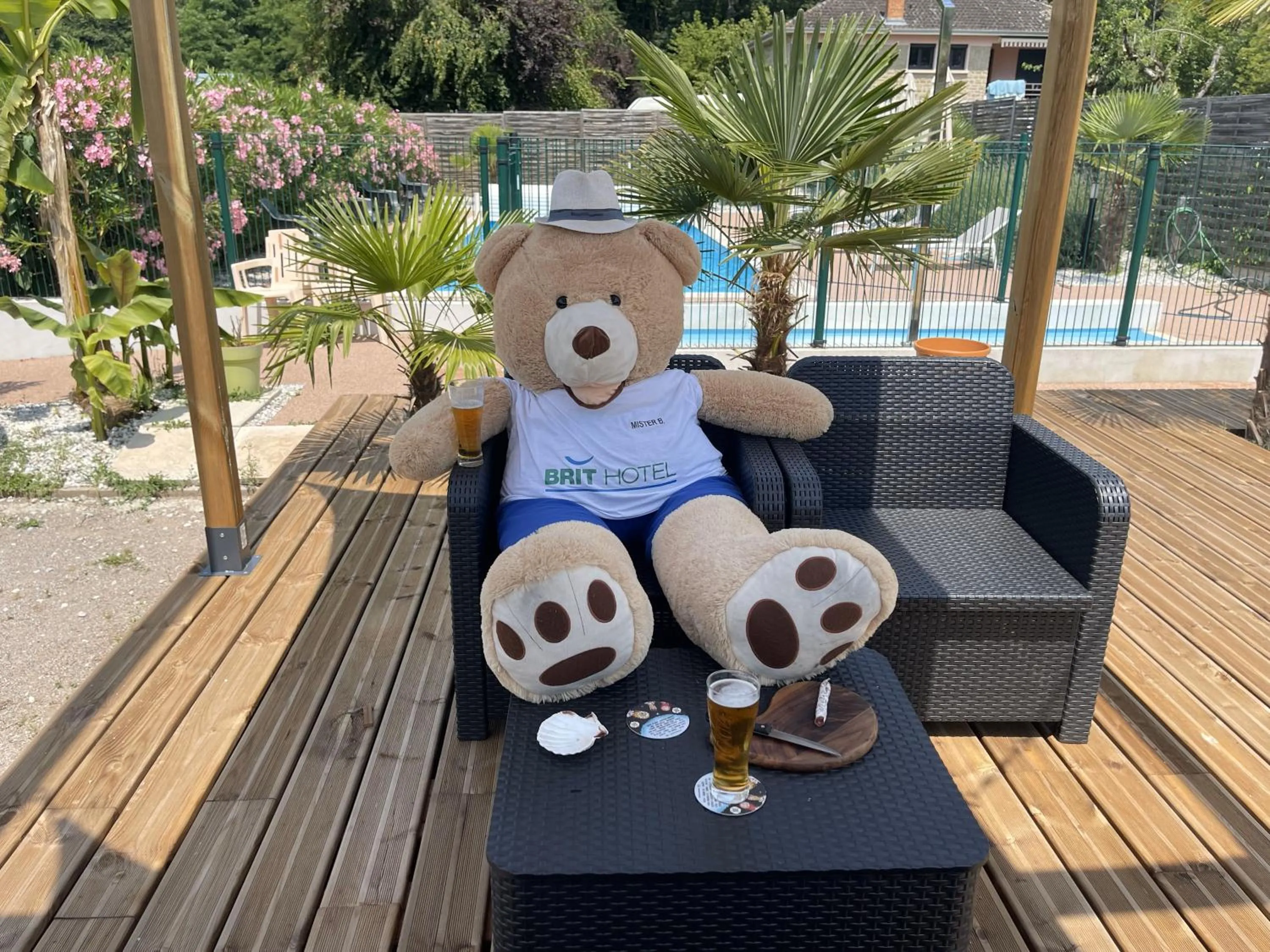 Swimming pool in Brit Hotel Brive La Gaillarde - Restaurant La Limousine