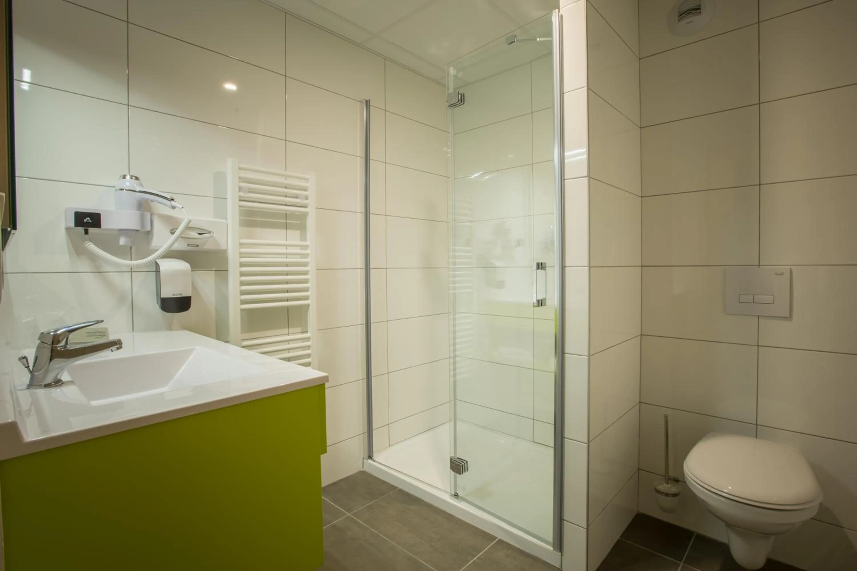 Shower in Brit Hotel Brive La Gaillarde - Restaurant La Limousine