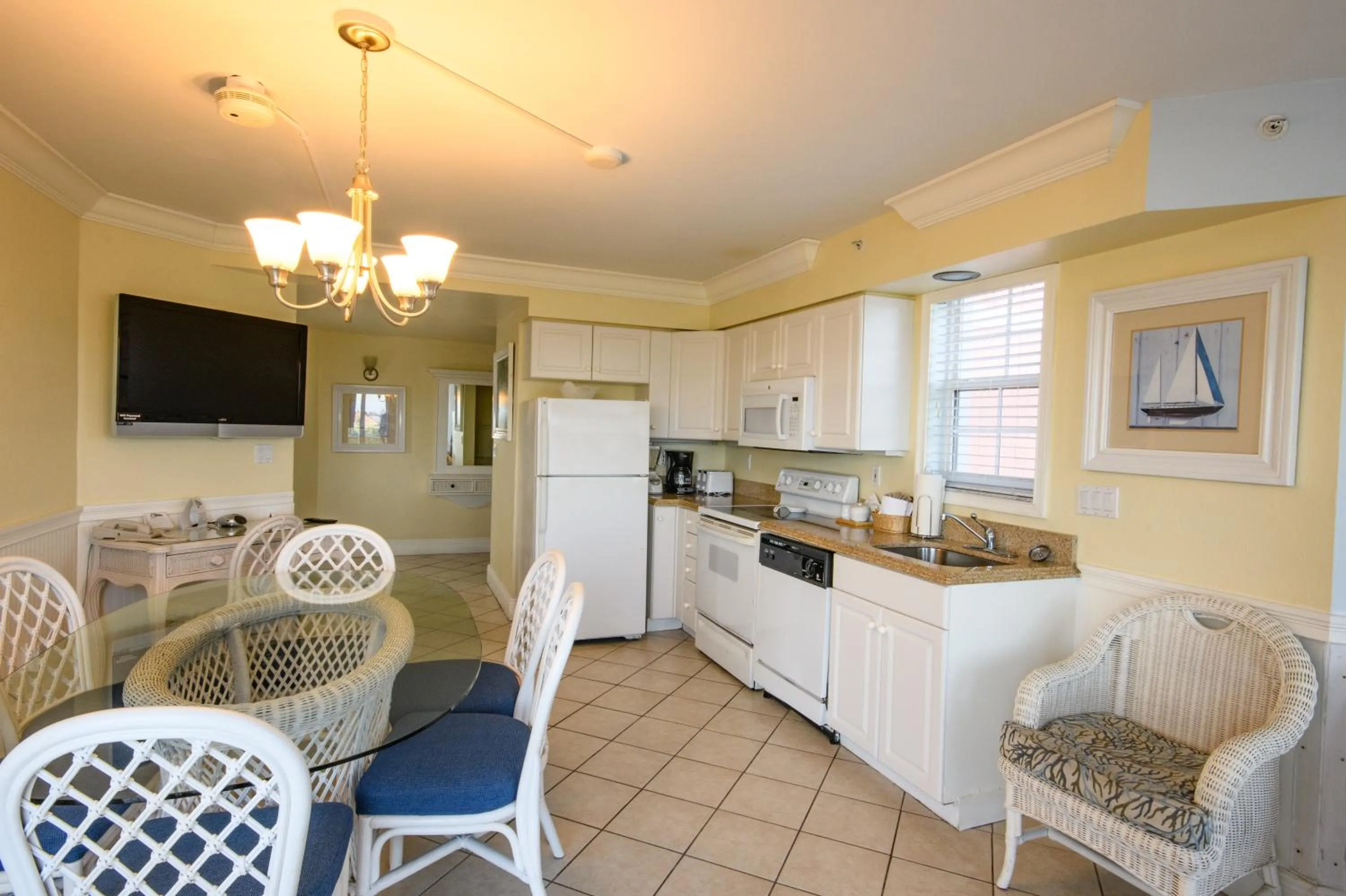 Kitchen or kitchenette in Edison Beach House