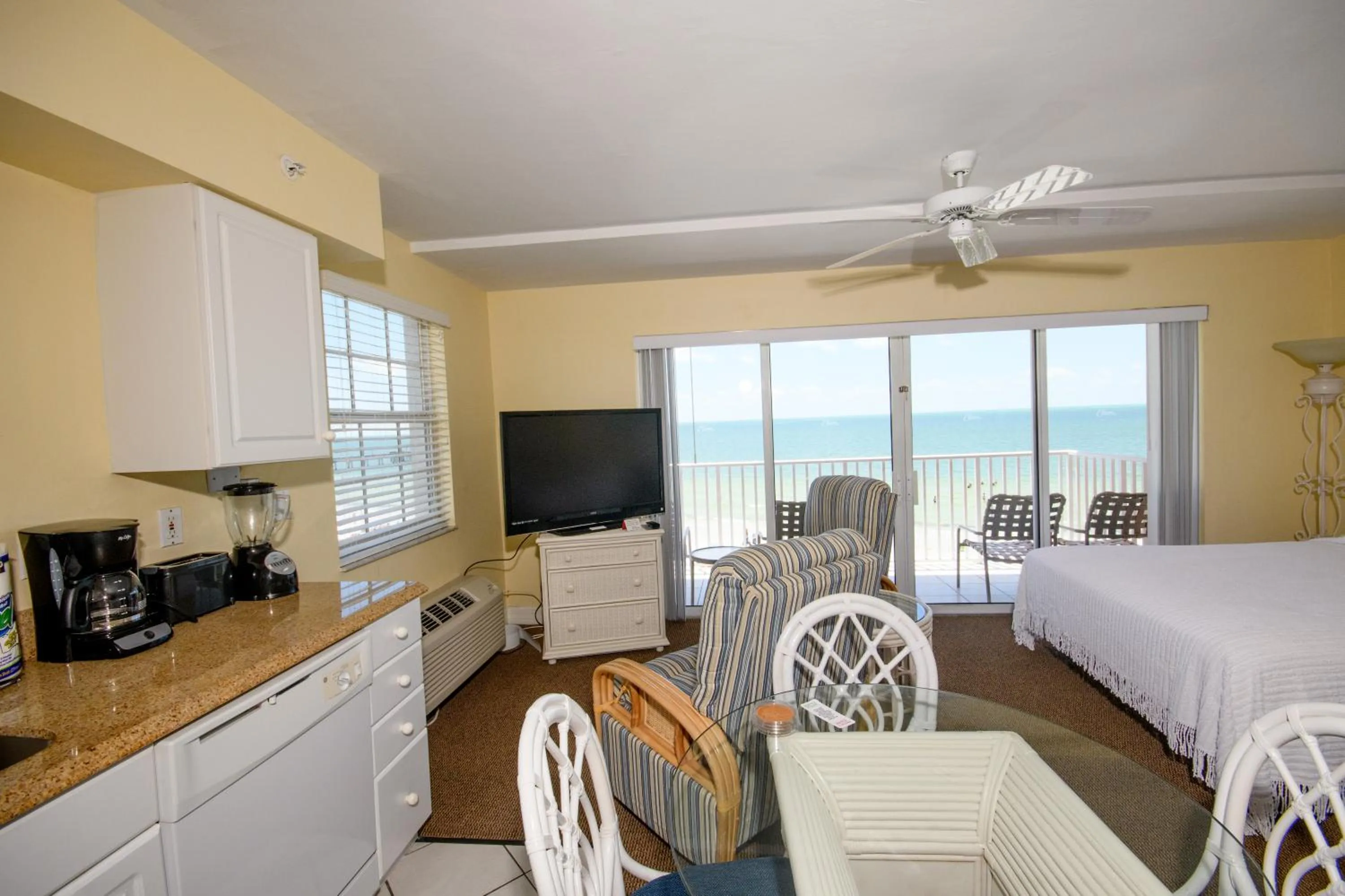 Living room in Edison Beach House