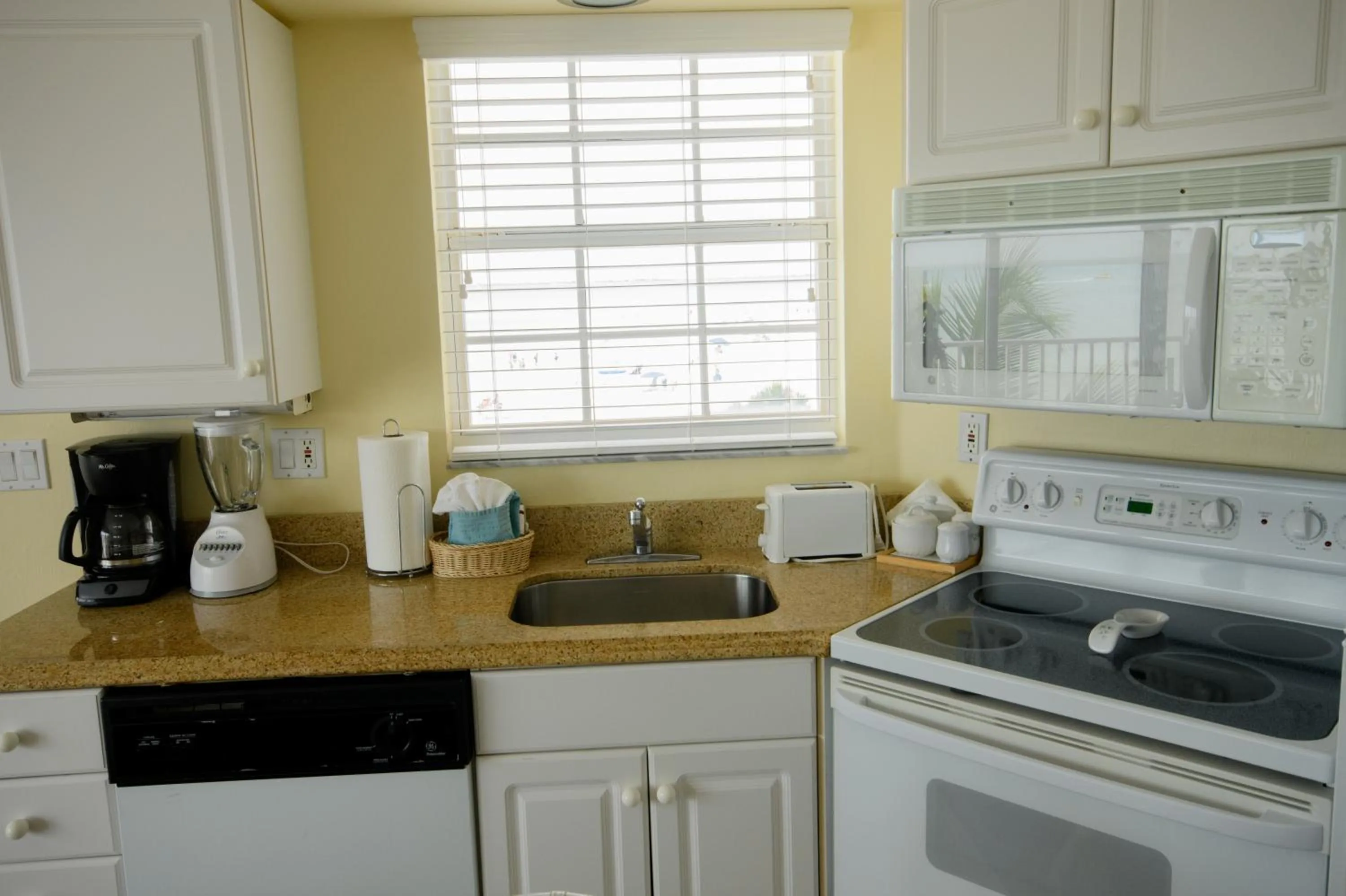 Kitchen or kitchenette in Edison Beach House