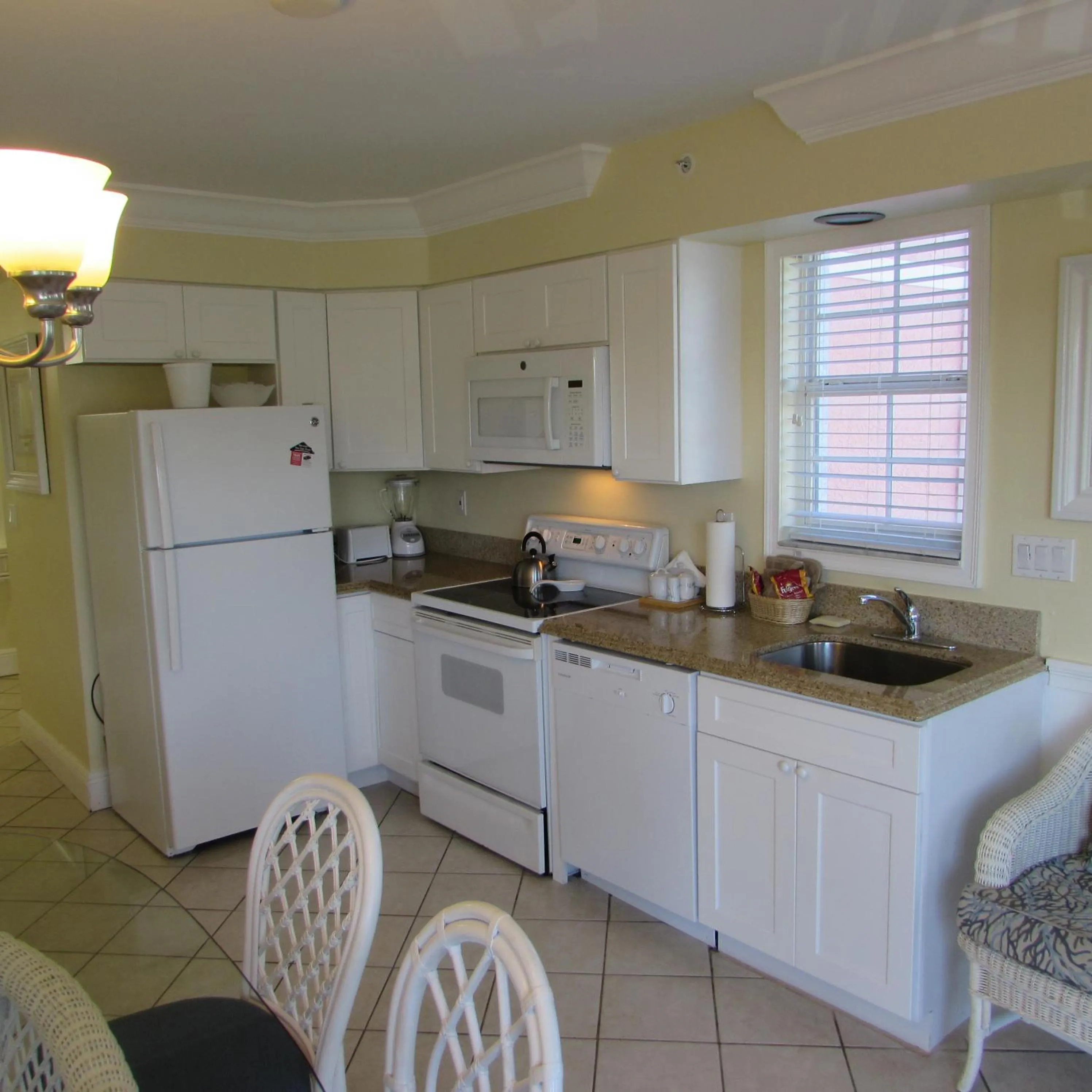 Kitchen or kitchenette in Edison Beach House