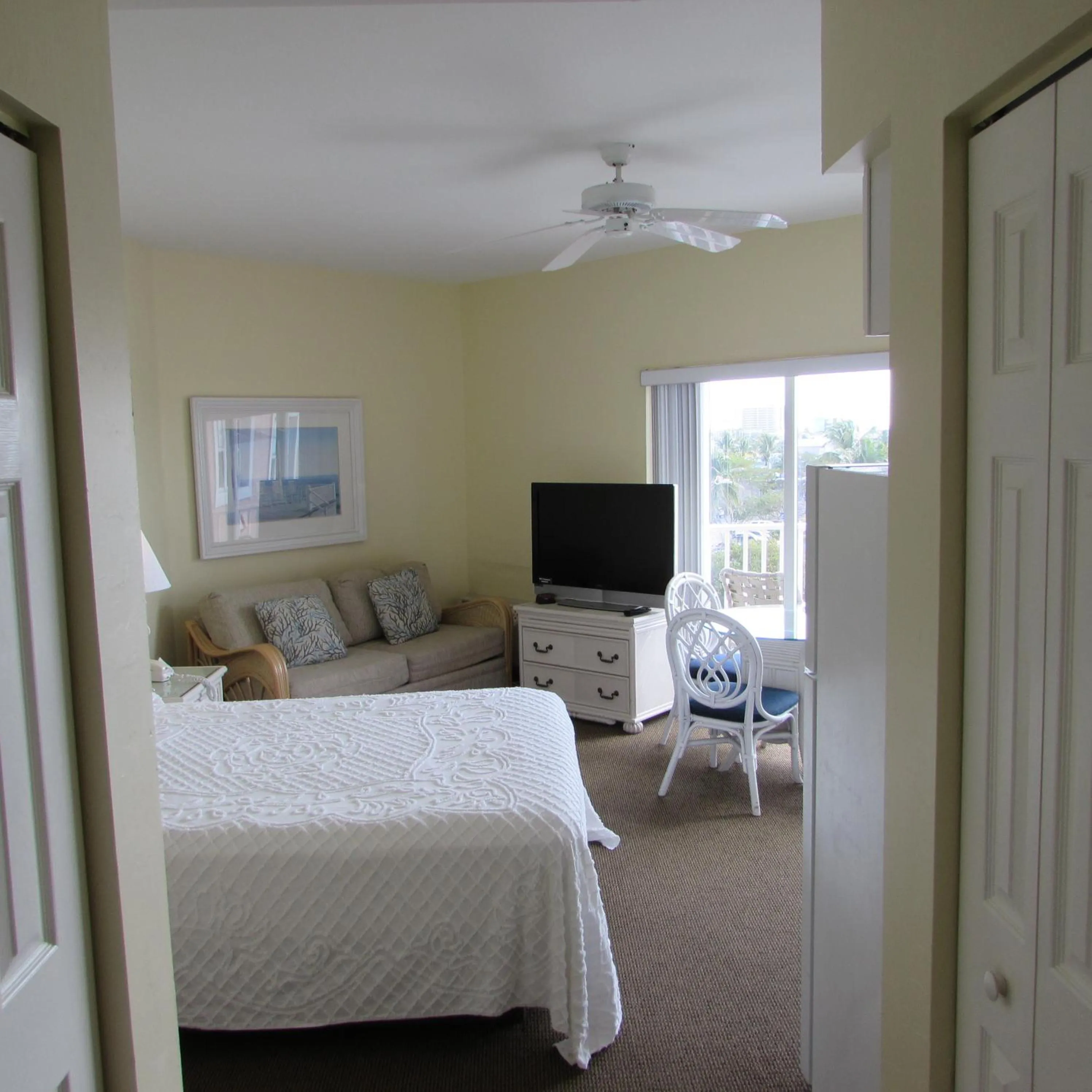 Photo of the whole room in Edison Beach House