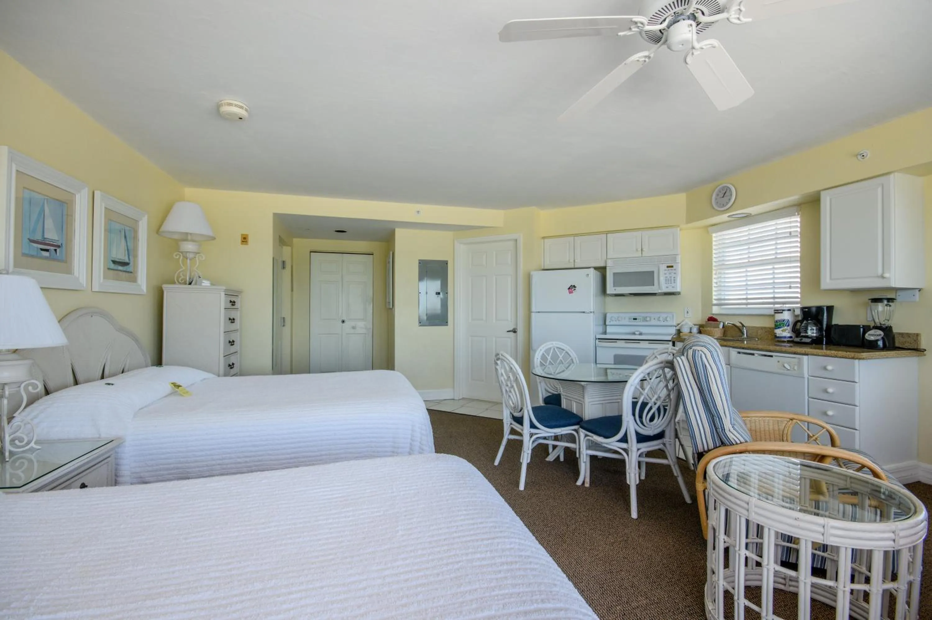 Photo of the whole room in Edison Beach House