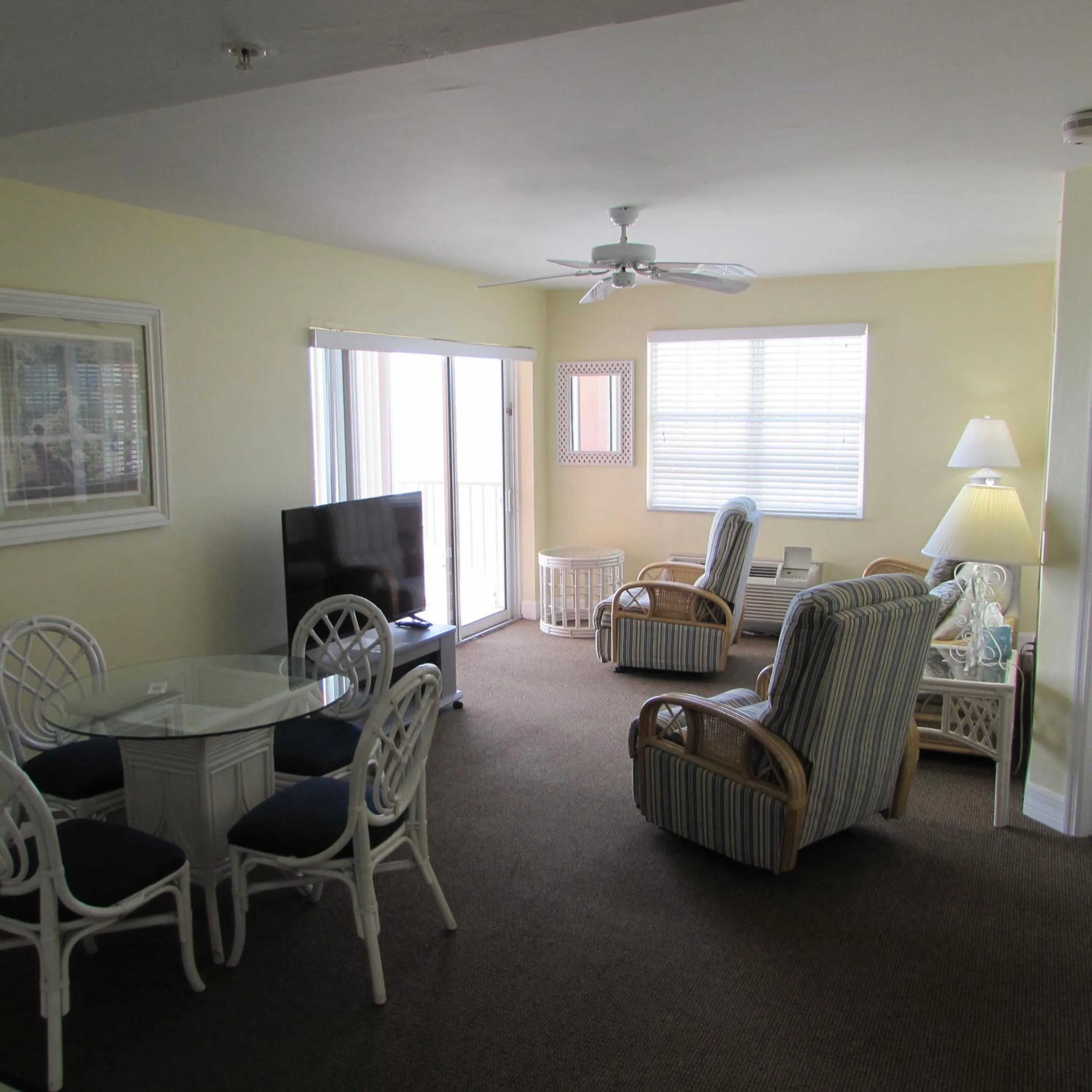 Library in Edison Beach House
