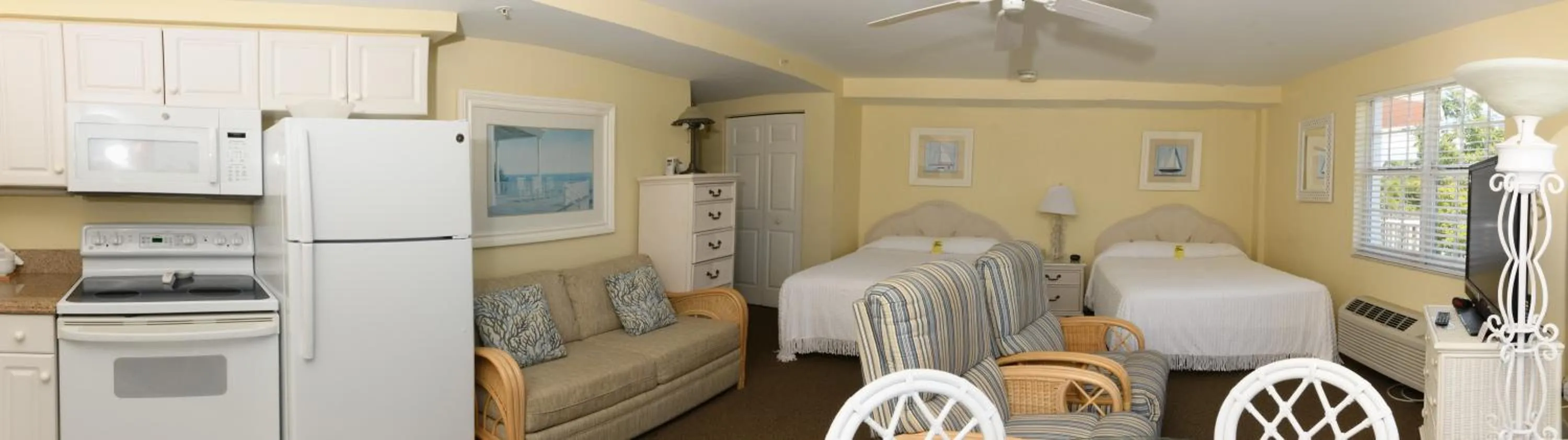 Photo of the whole room in Edison Beach House