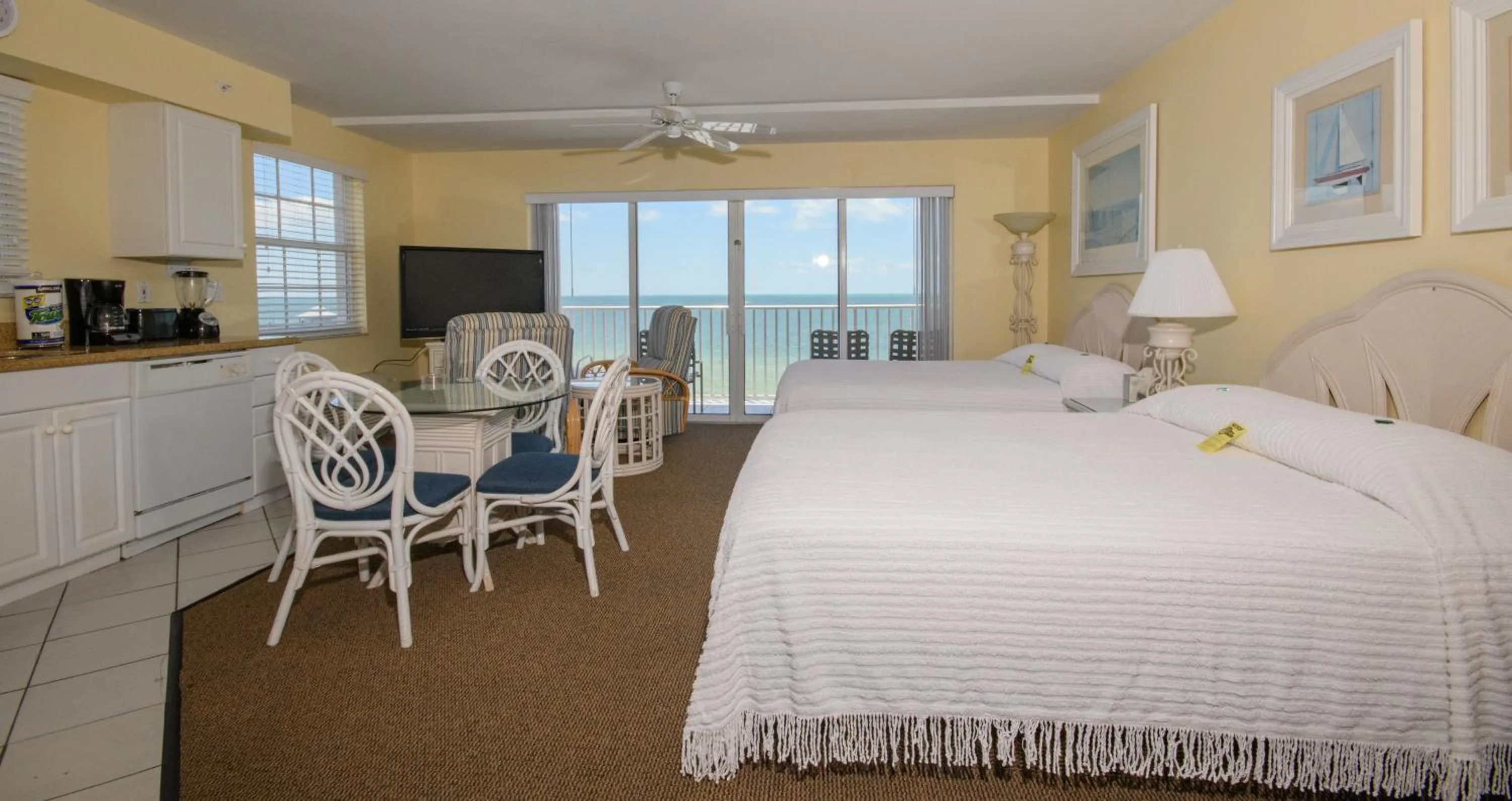 Photo of the whole room in Edison Beach House