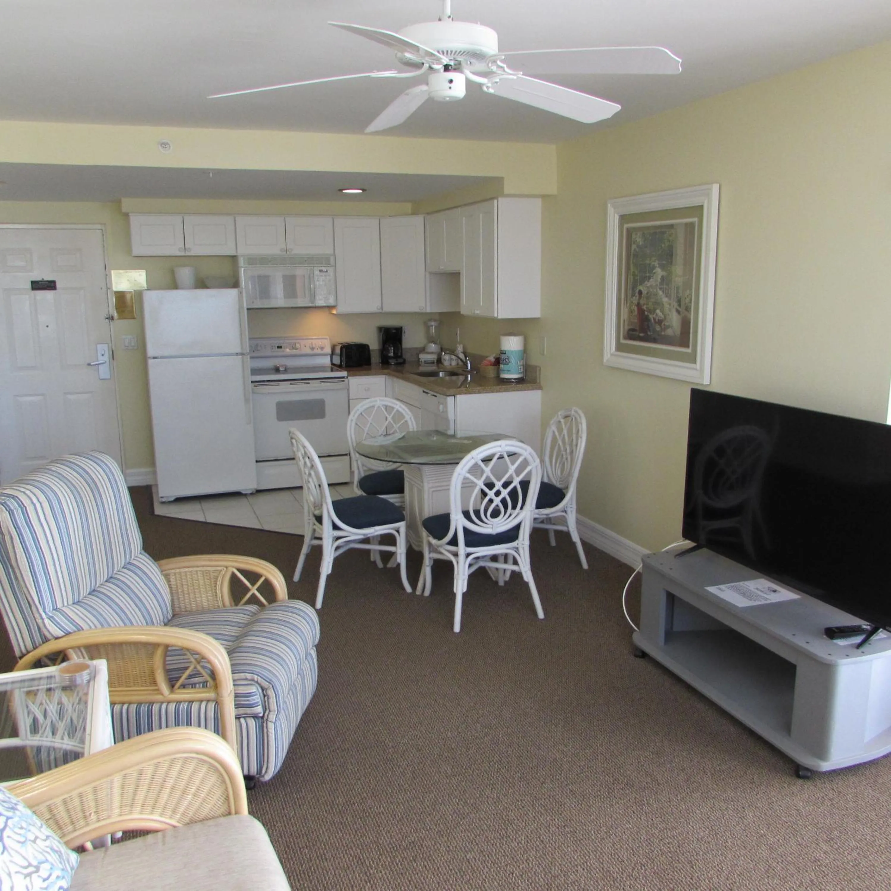 Photo of the whole room in Edison Beach House