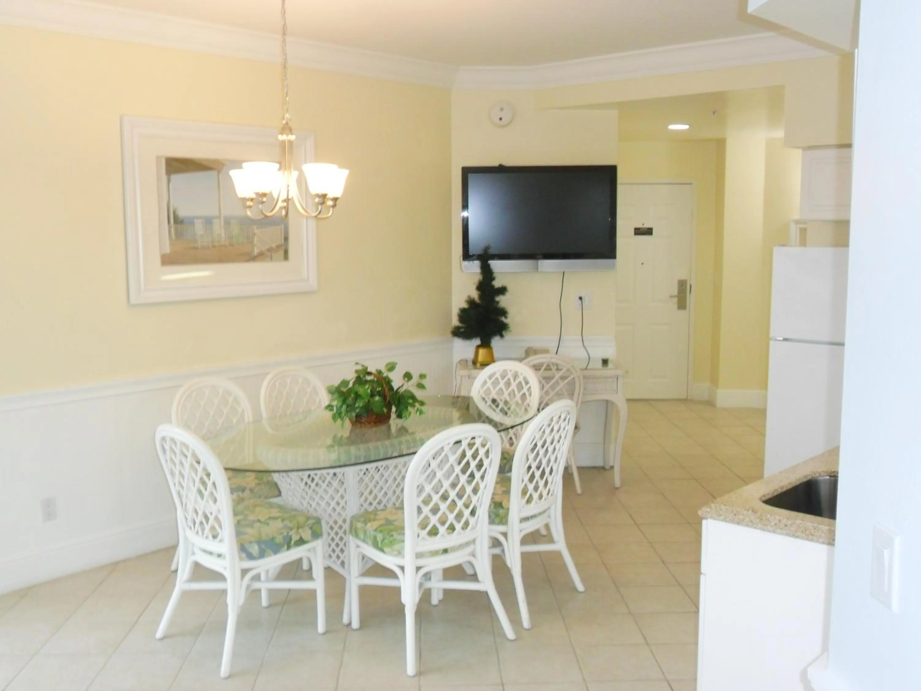 Dining area in Edison Beach House
