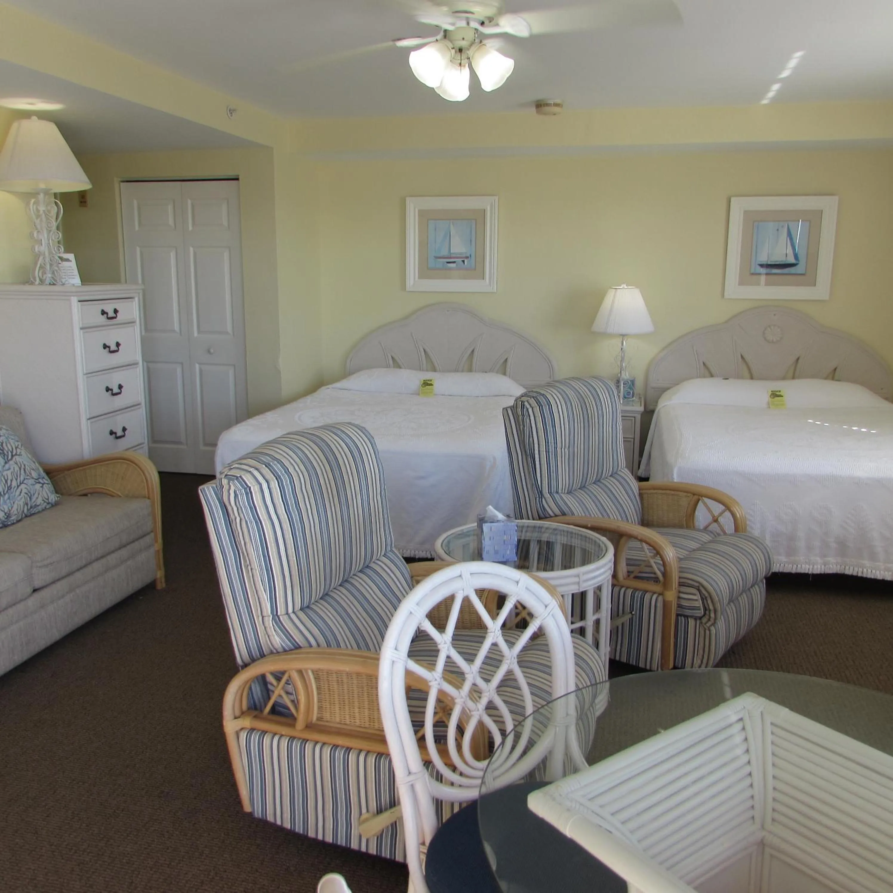 Photo of the whole room in Edison Beach House