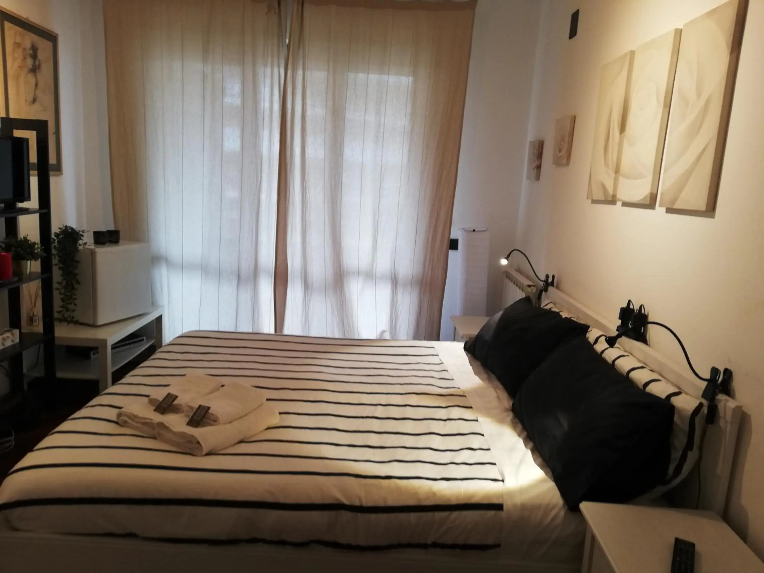 Double Room with Private External Bathroom - single occupancy in Leonardo Rome Holidays Double Room with Private External Bathroom - single occupancy in Leonardo Rome Holidays