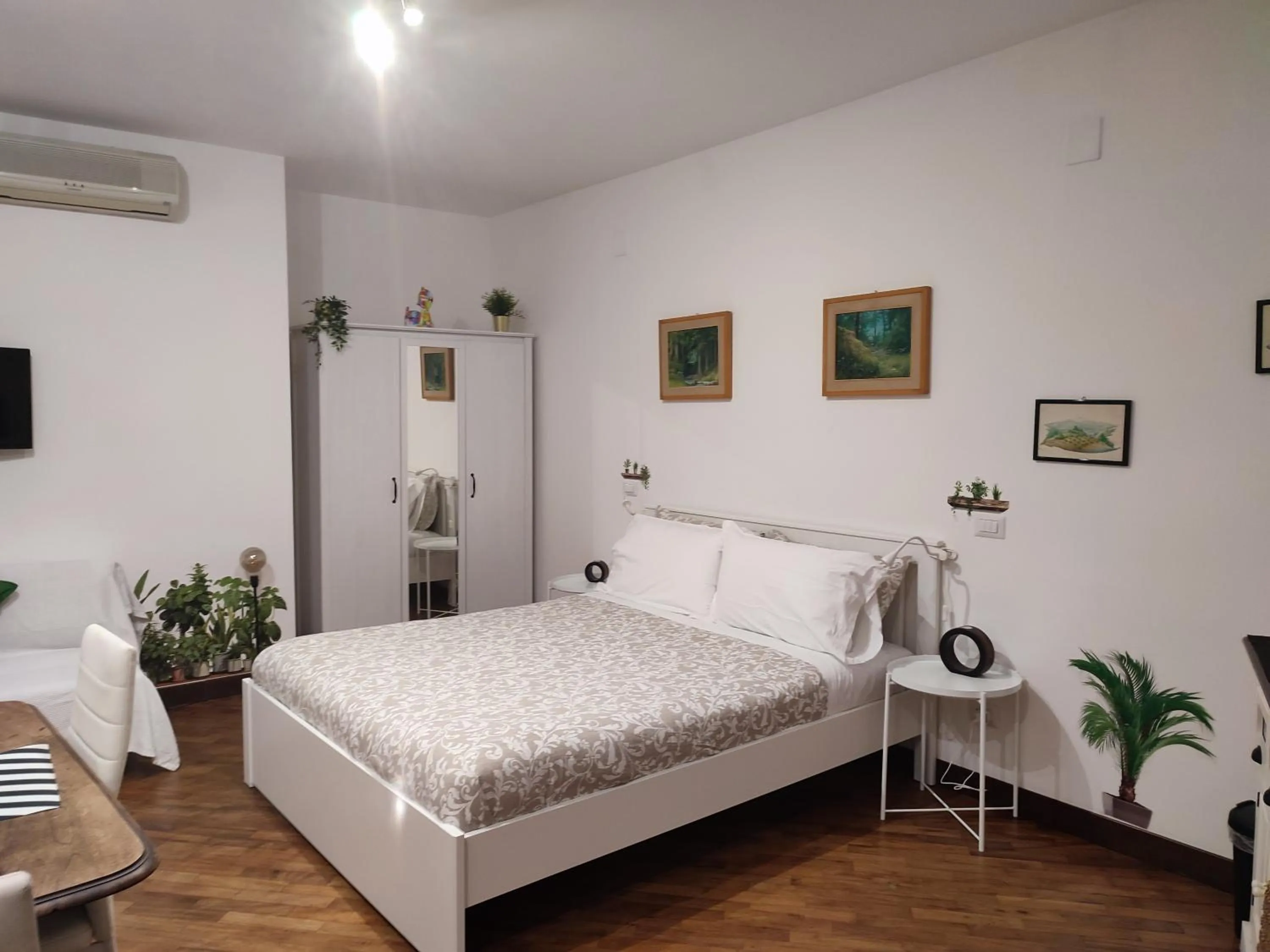 Bedroom, Bed in Leonardo Rome Holidays