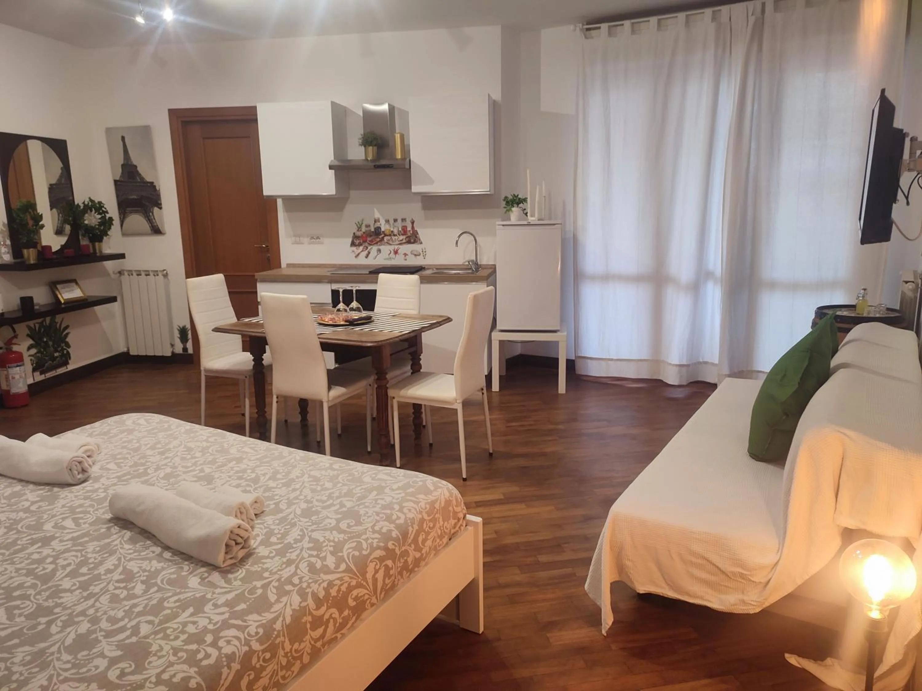 Bedroom, Bed in Leonardo Rome Holidays