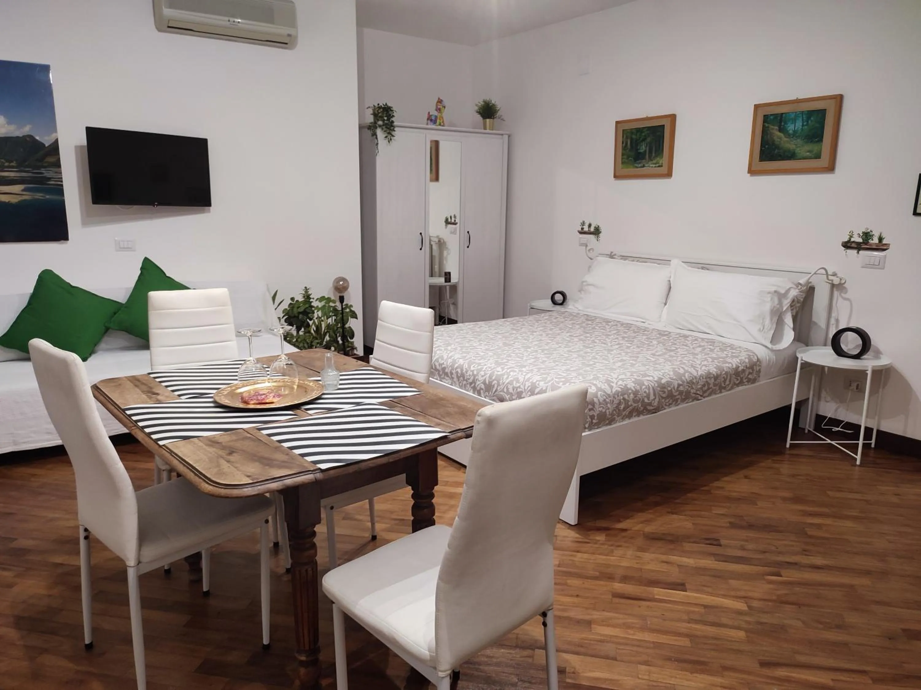 Bedroom, Bed in Leonardo Rome Holidays