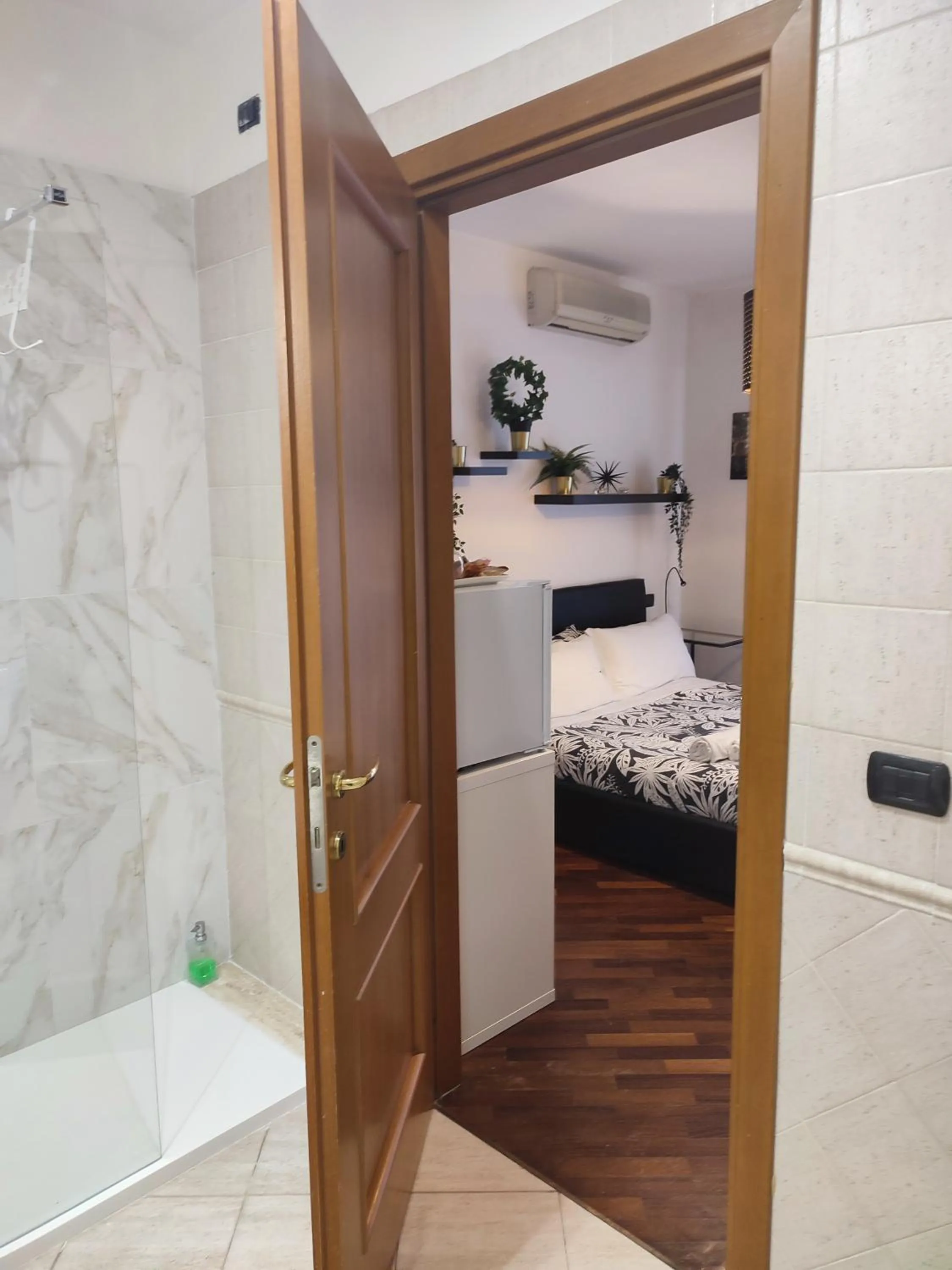 Bathroom, Bed in Leonardo Rome Holidays