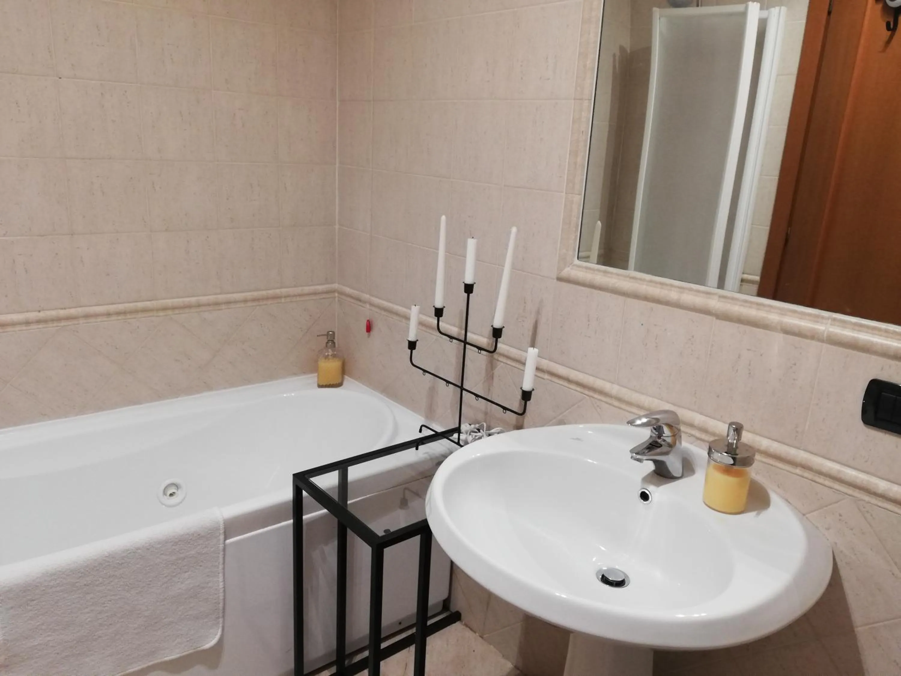 Bathroom in Leonardo Rome Holidays