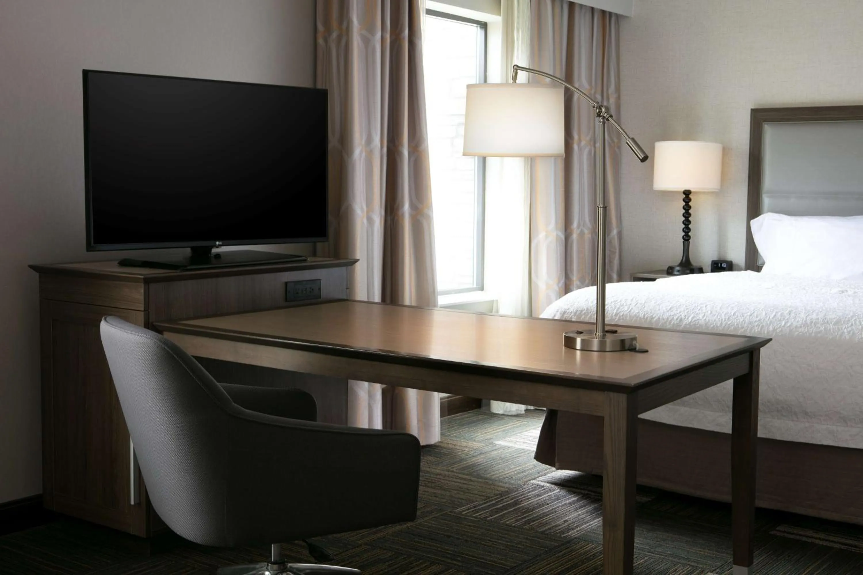 Bedroom, Bed in Hampton Inn & Suites-Hudson Wisconsin