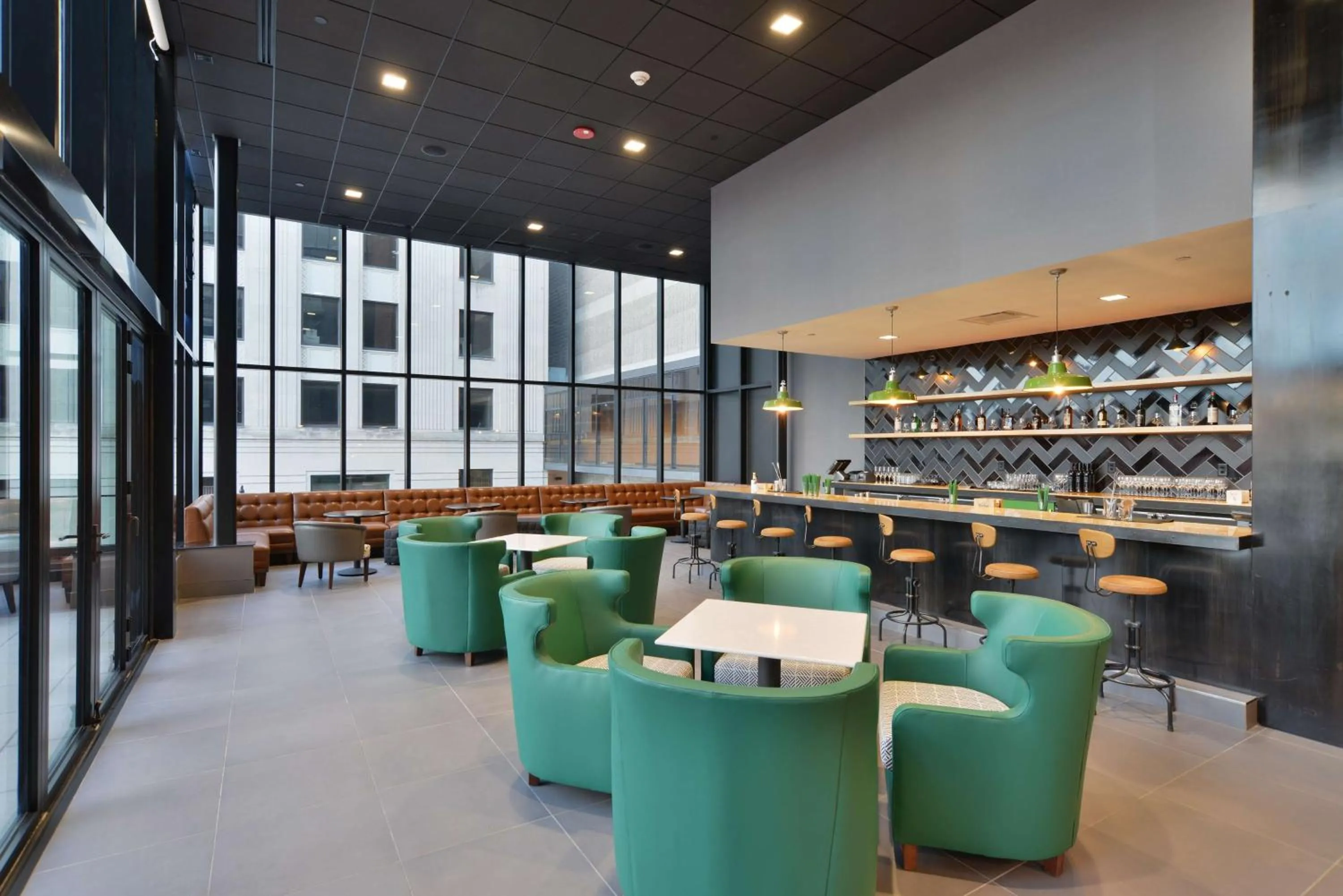 Lounge or bar in The Lismore Hotel Eau Claire - a DoubleTree by Hilton