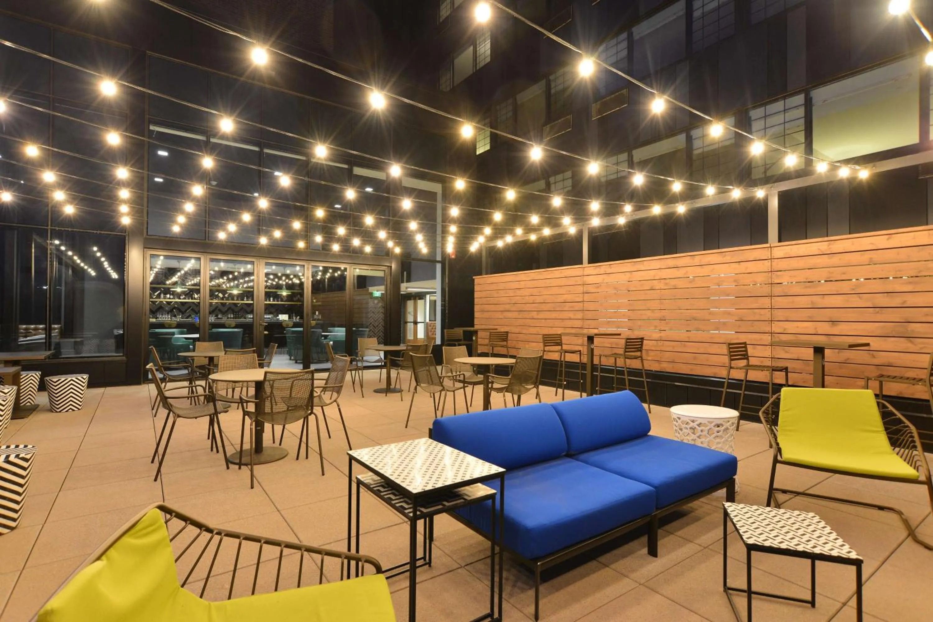 Lounge or bar in The Lismore Hotel Eau Claire - a DoubleTree by Hilton