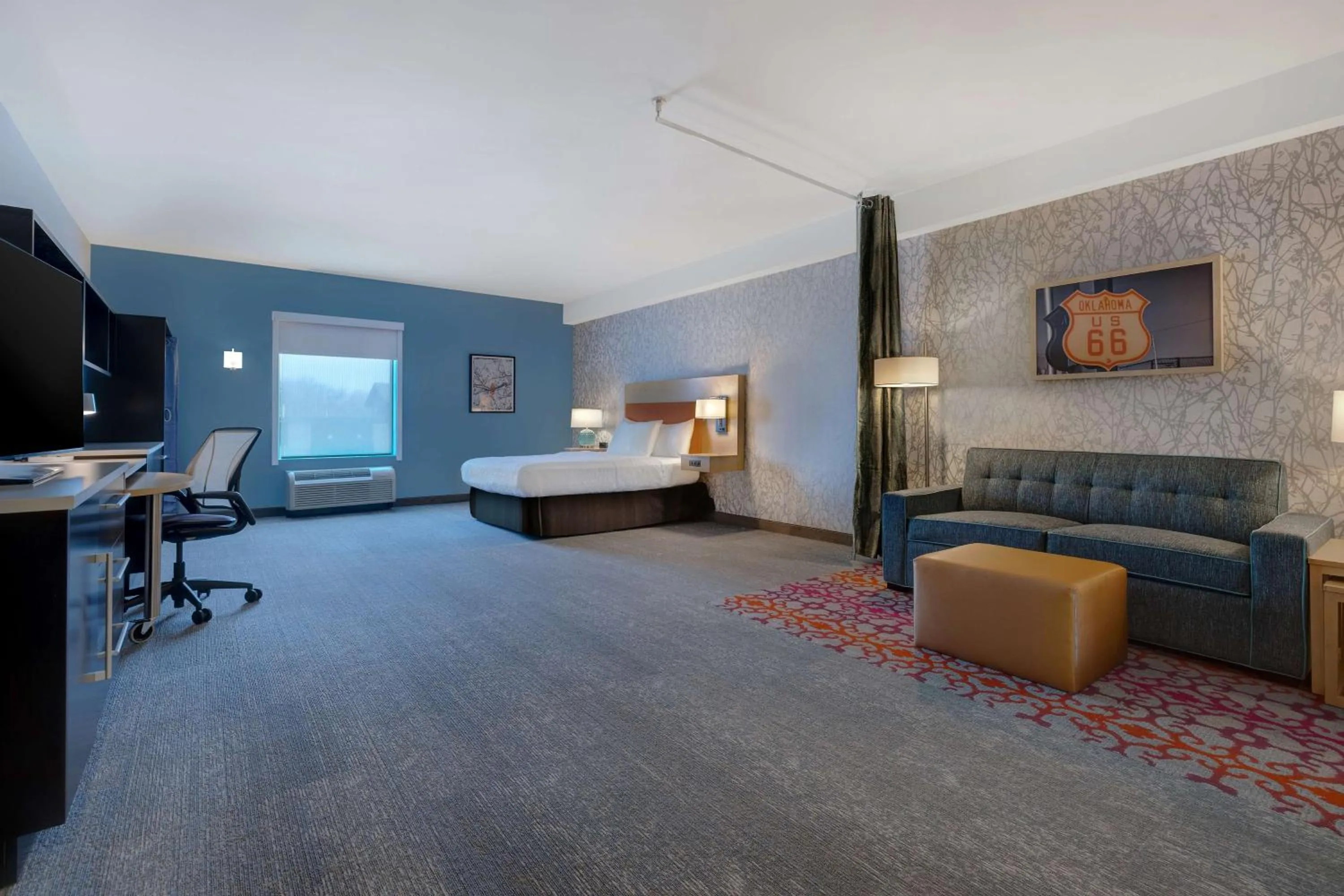 Living room, Bed in Home2 Suites by Hilton Stillwater
