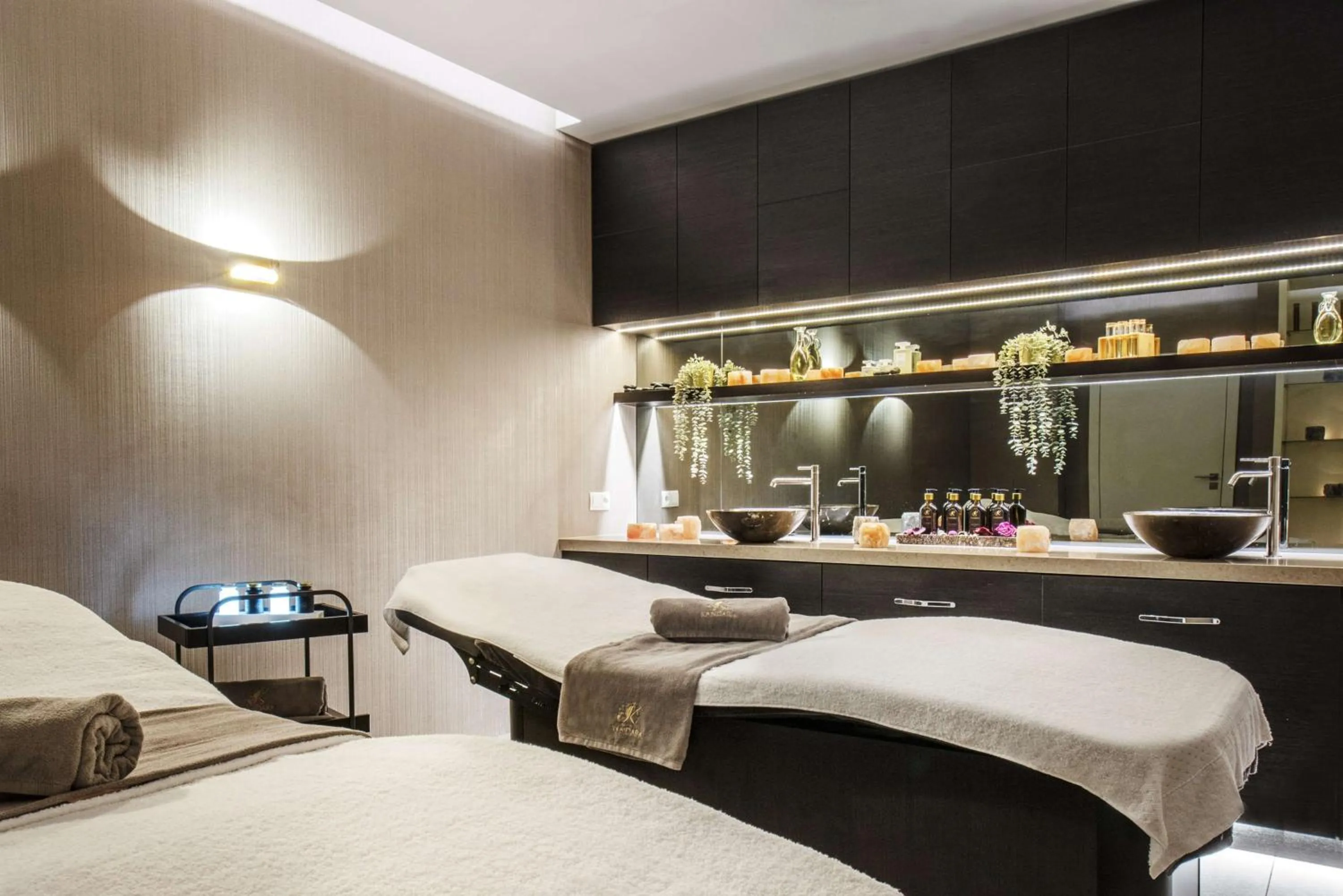 Spa and wellness centre/facilities, Bed in DoubleTree by Hilton Wroclaw