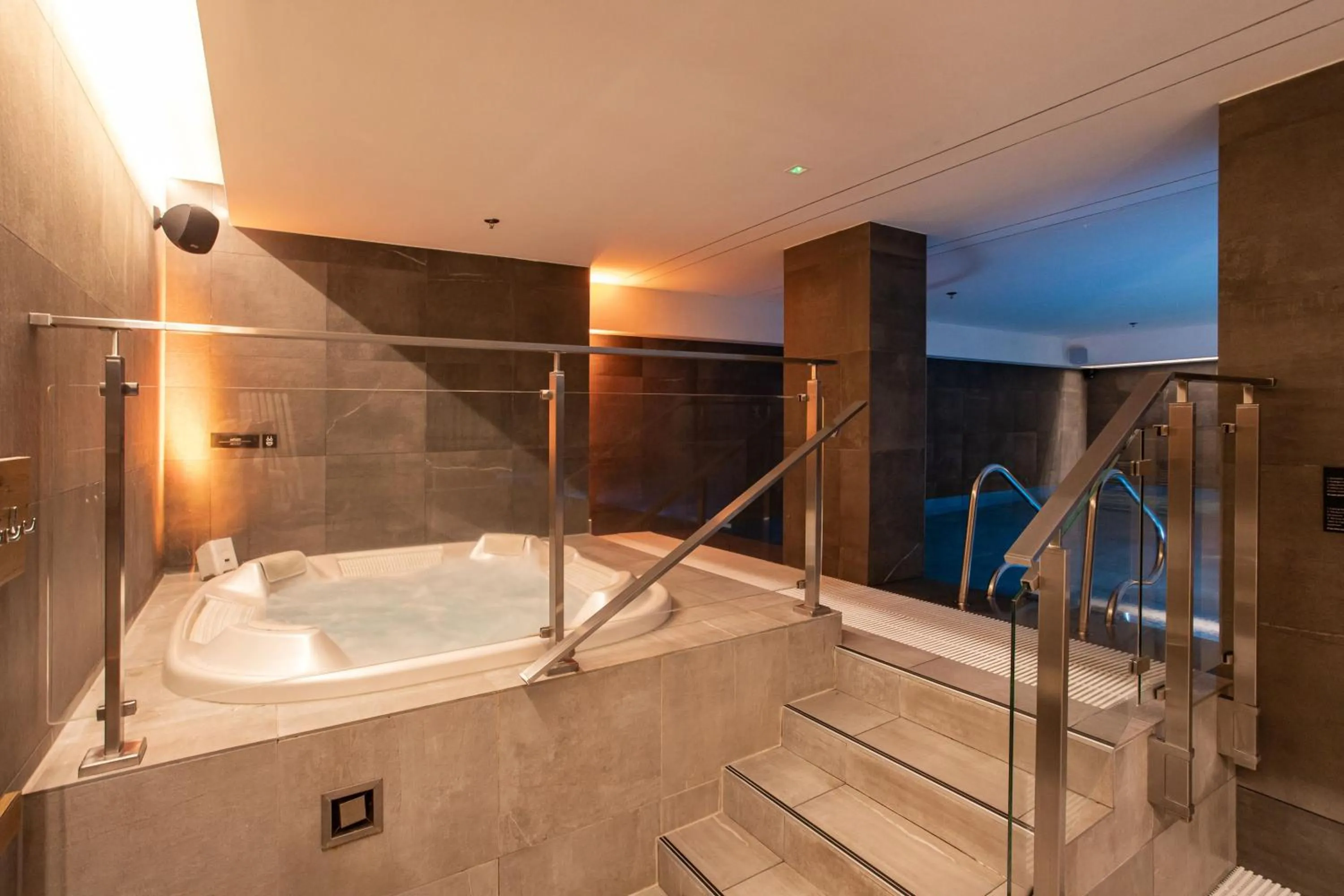 Swimming pool in DoubleTree by Hilton Wroclaw