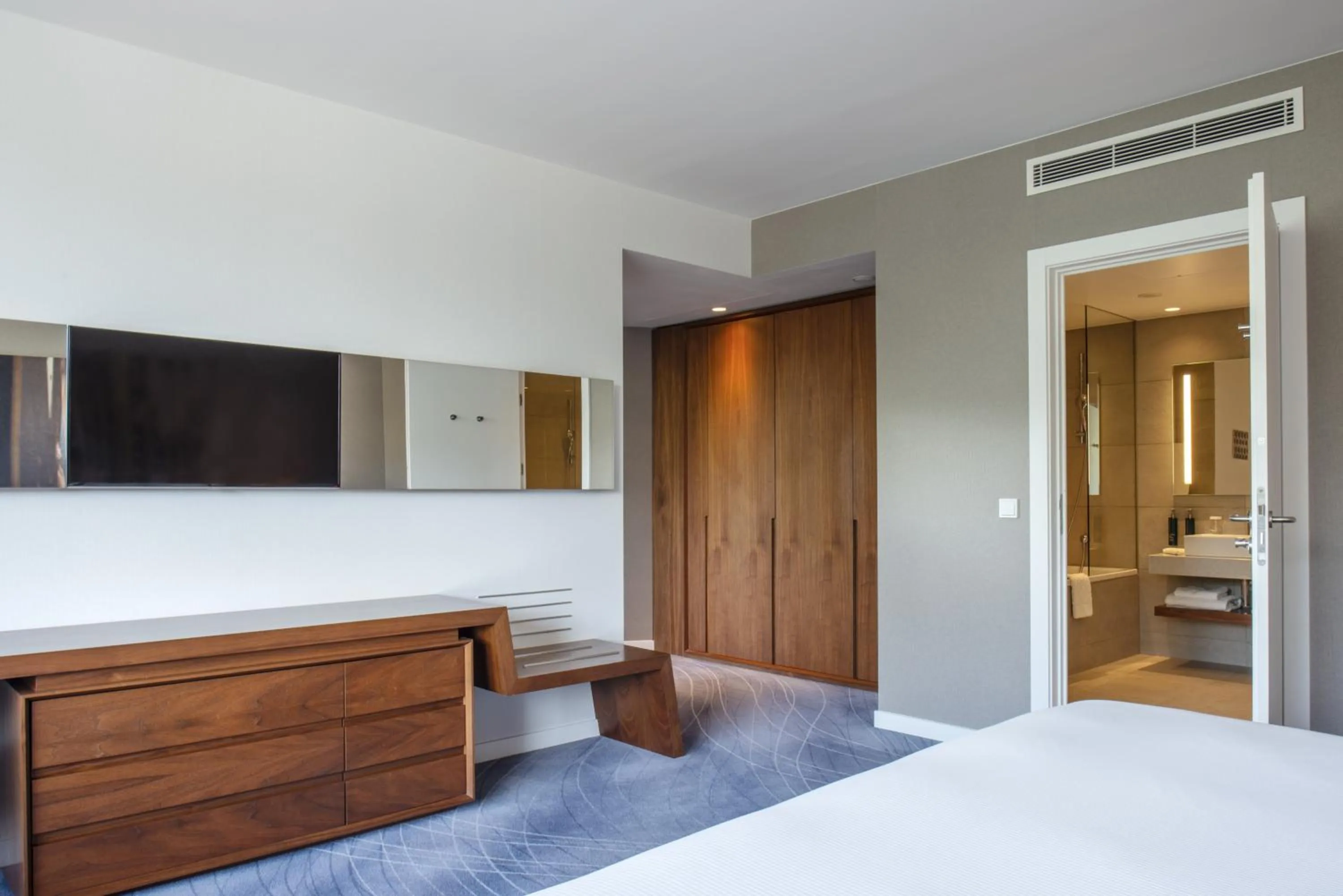 Photo of the whole room, Bed in DoubleTree by Hilton Wroclaw