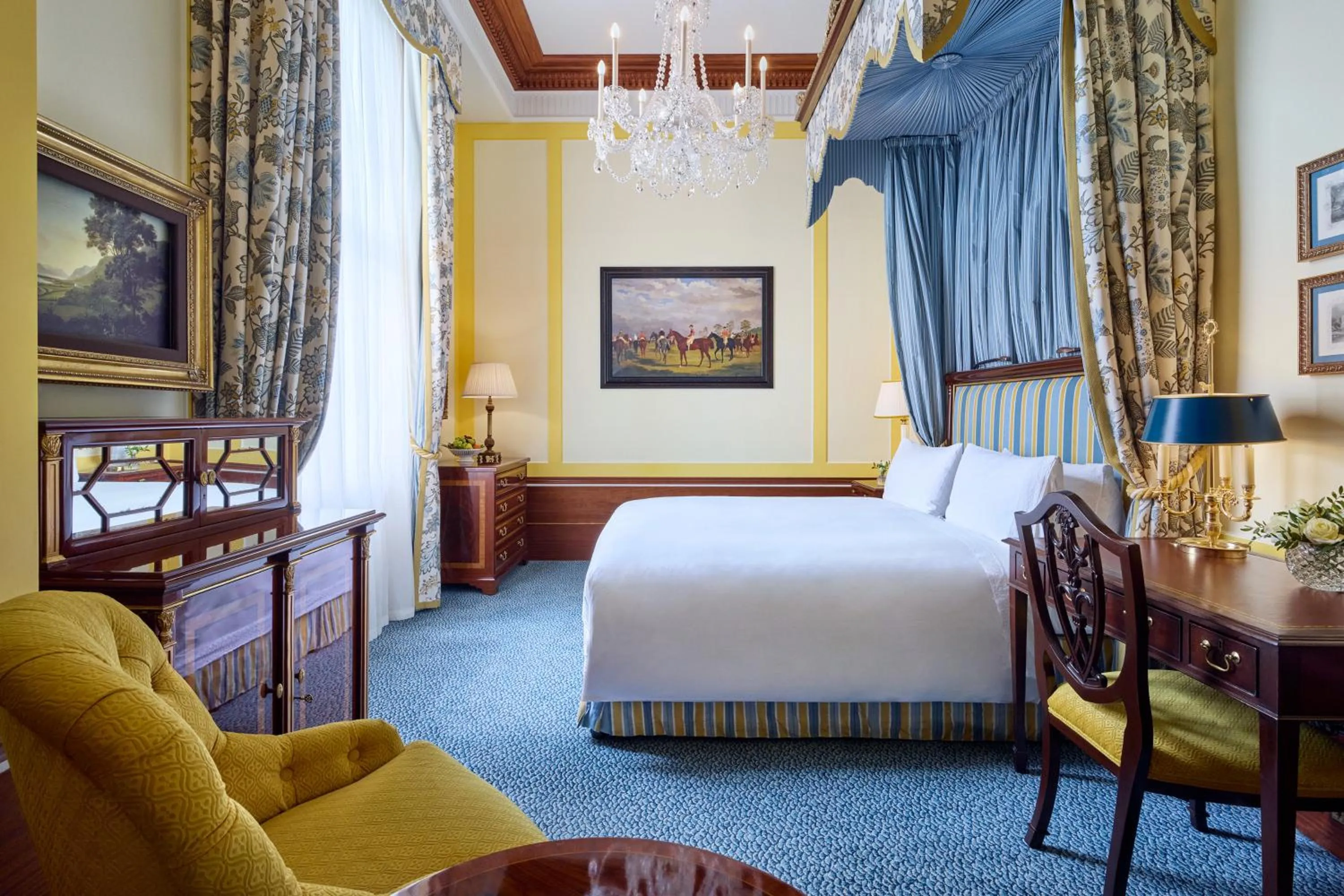 Bedroom, Bed in The Lanesborough, Oetker Hotels