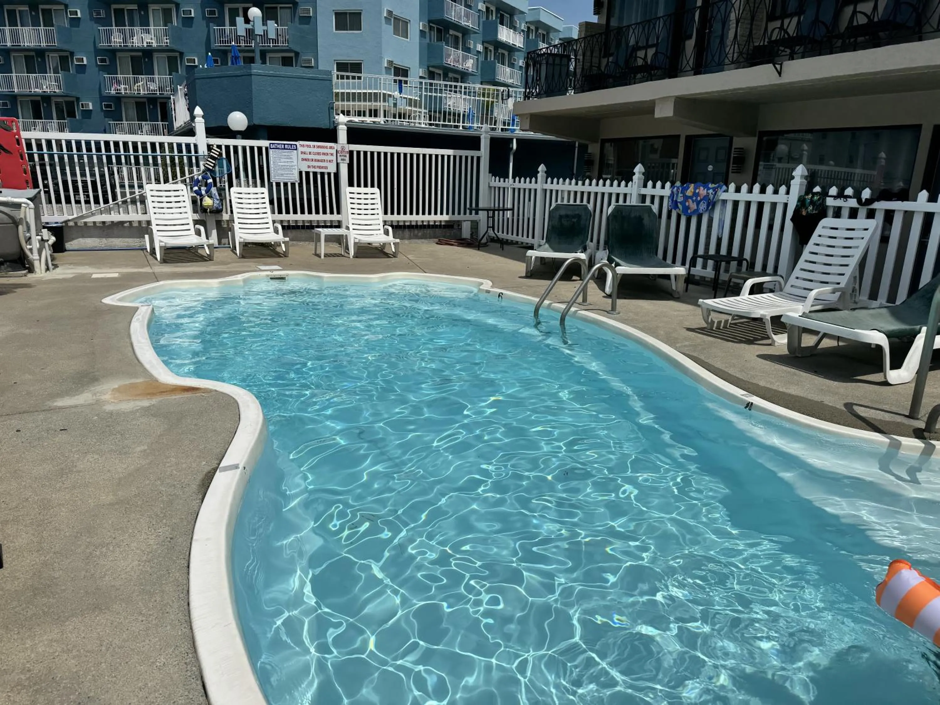 Swimming pool in Paradise Inn