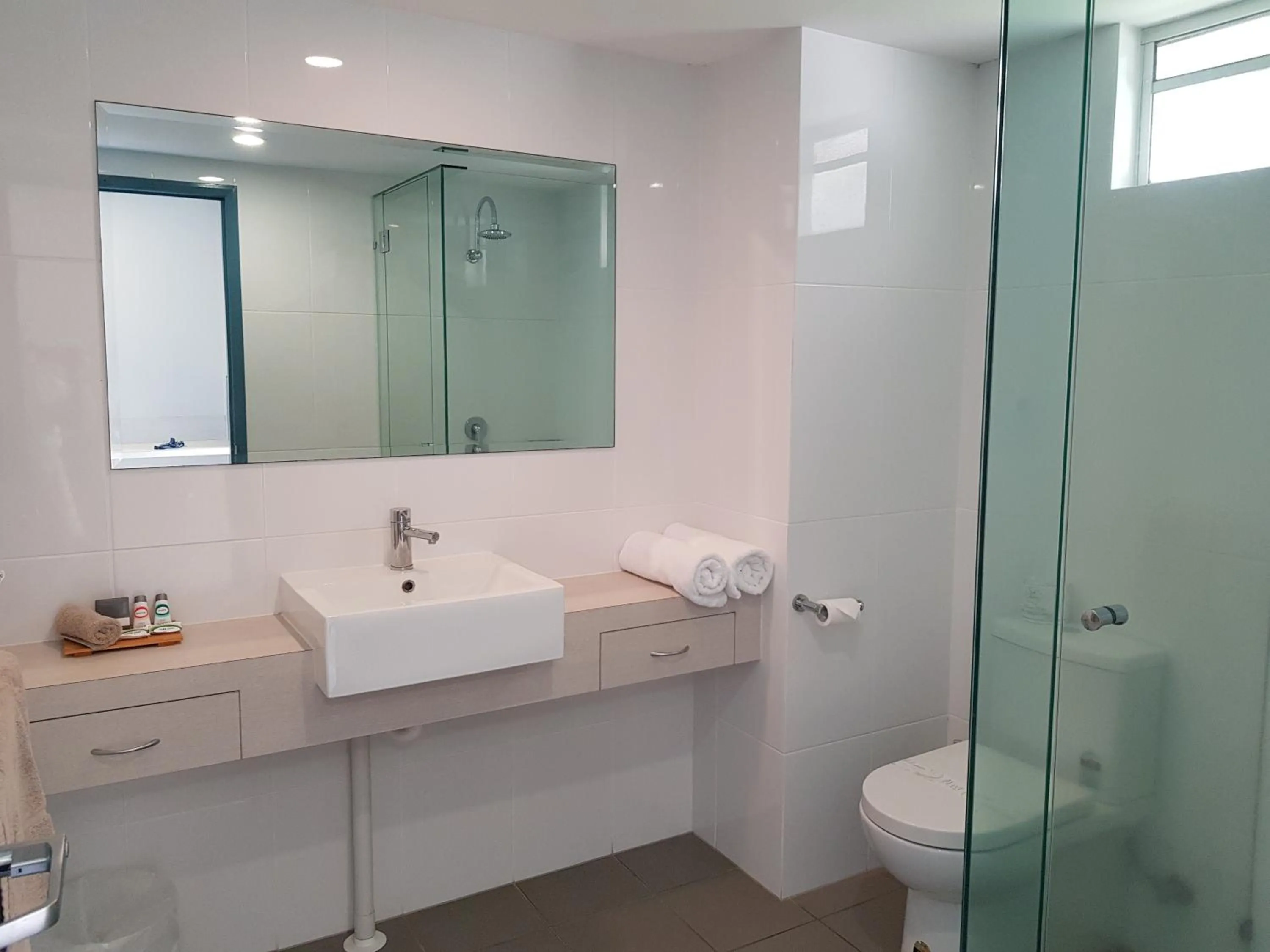 Bathroom in Cardwell Beachcomber Motel & Tourist Park