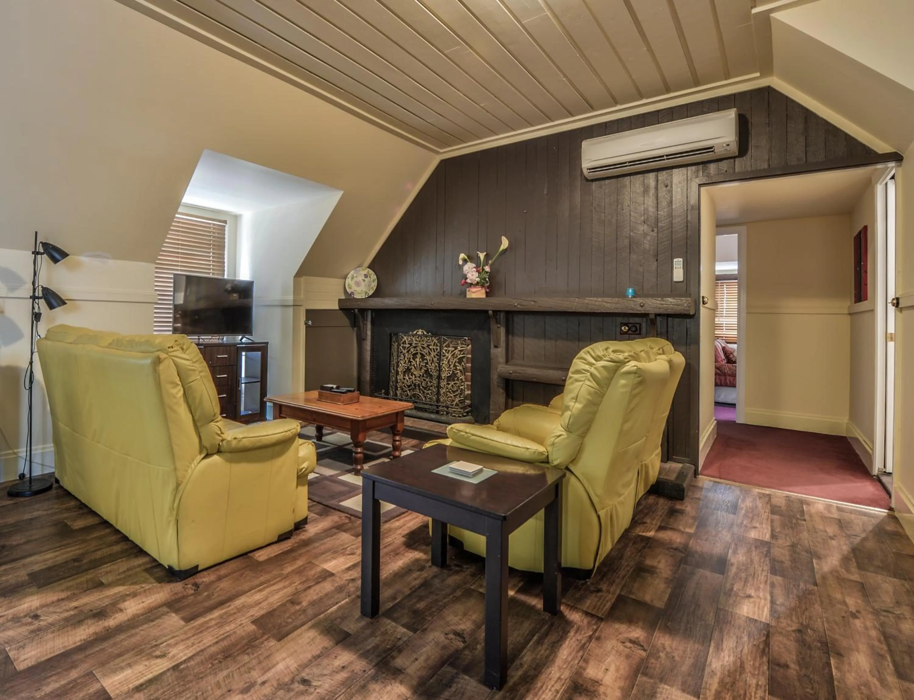 Communal lounge/ TV room in Gold Mine Guest House and Cafe