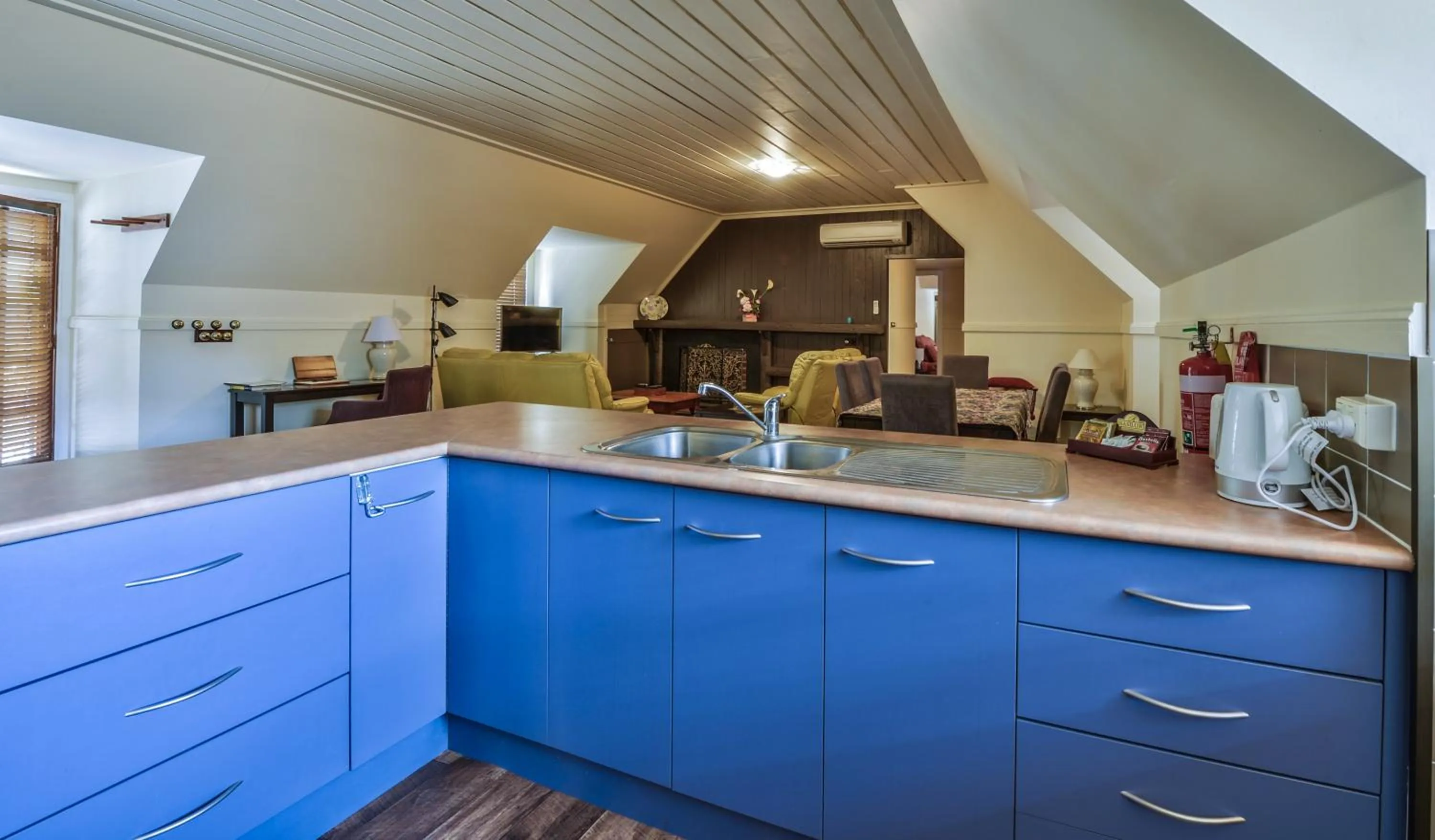 Communal kitchen in Gold Mine Guest House and Cafe