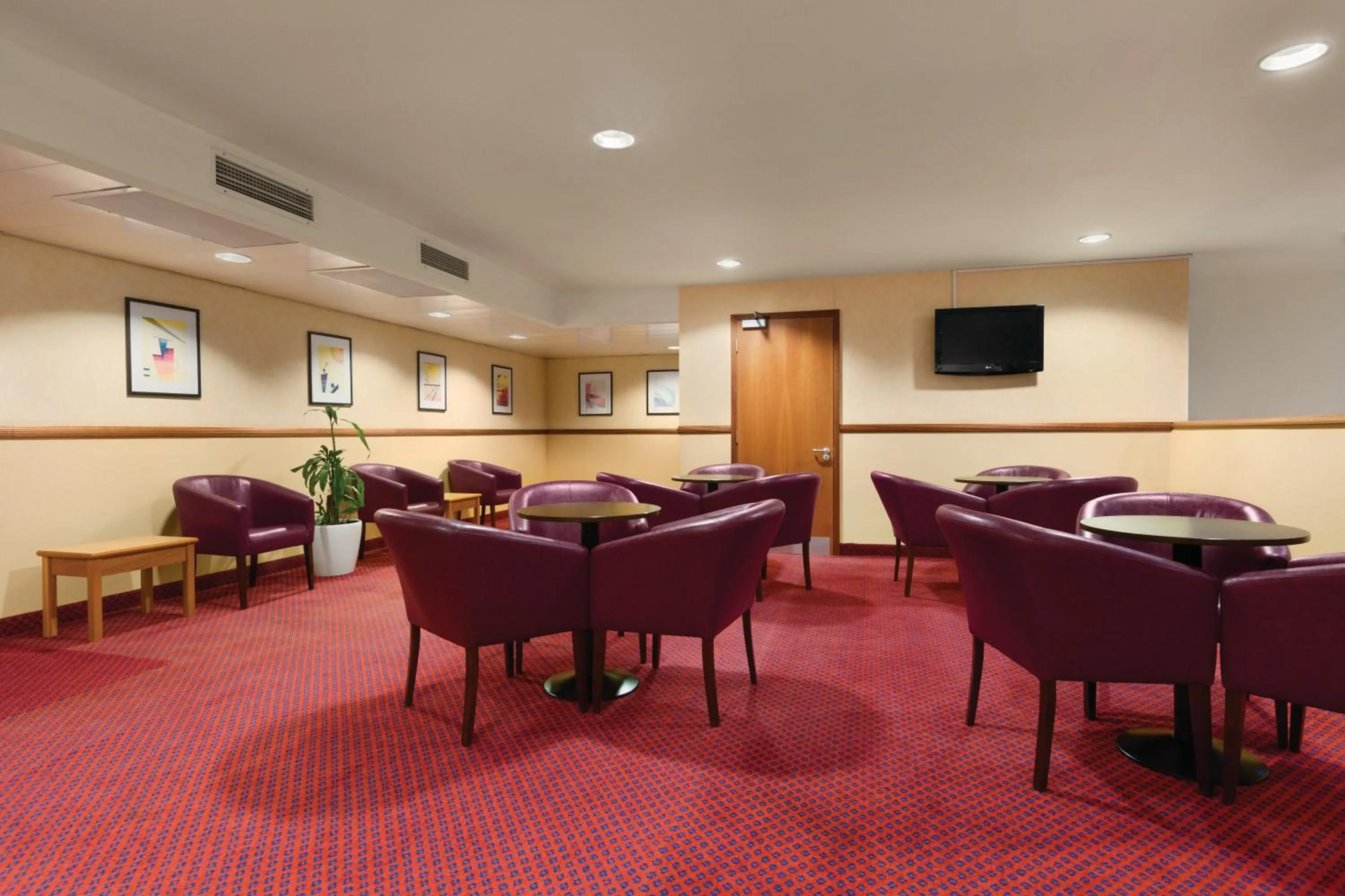 Communal lounge/ TV room in Days Inn Stevenage North