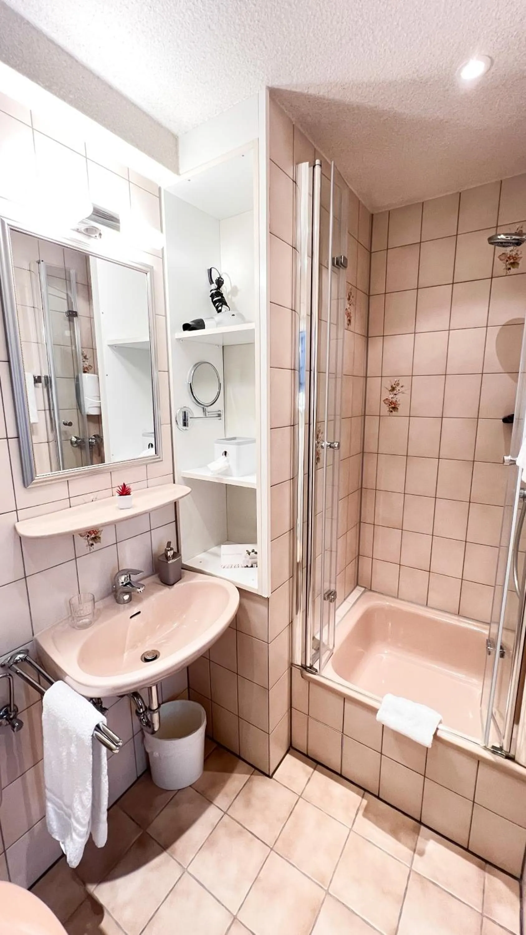 Bath in Hotel zur Loreley - Garni