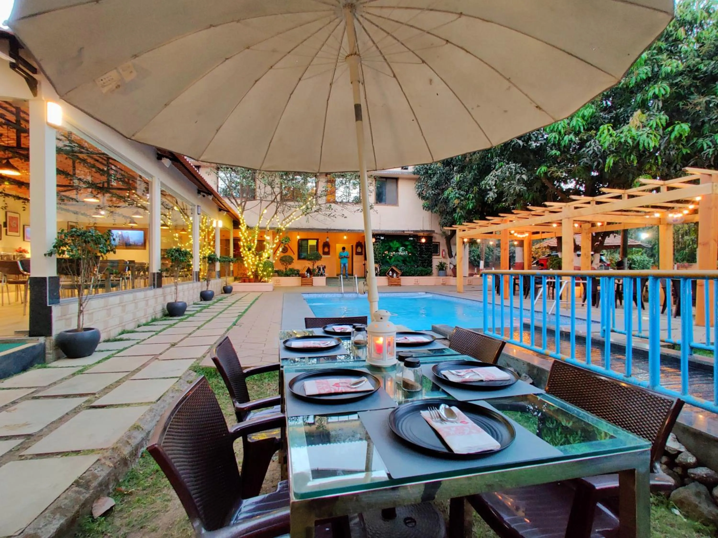 Restaurant/places to eat in Pushp Vatika Resort & Lawns