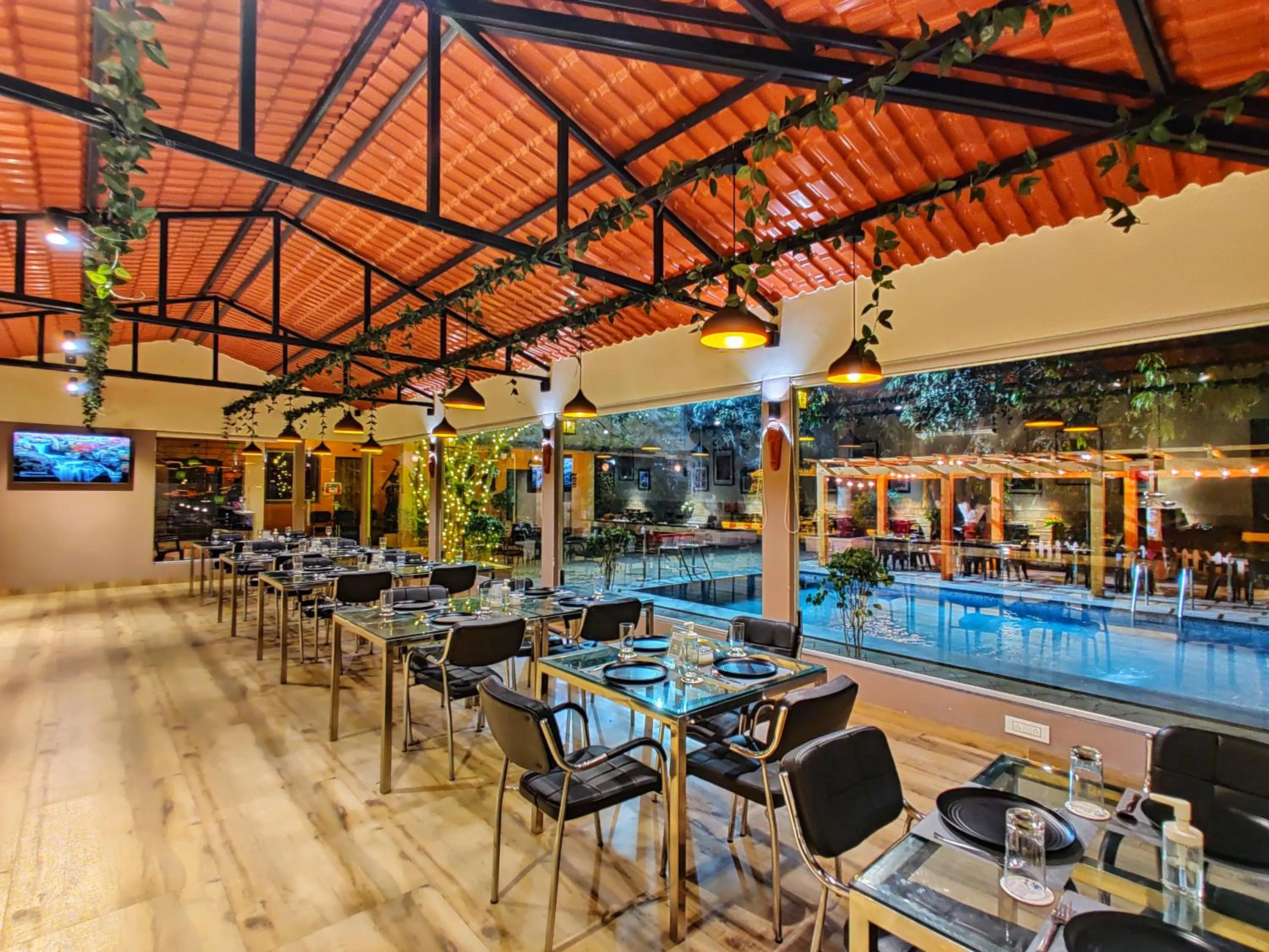 Restaurant/places to eat in Pushp Vatika Resort & Lawns