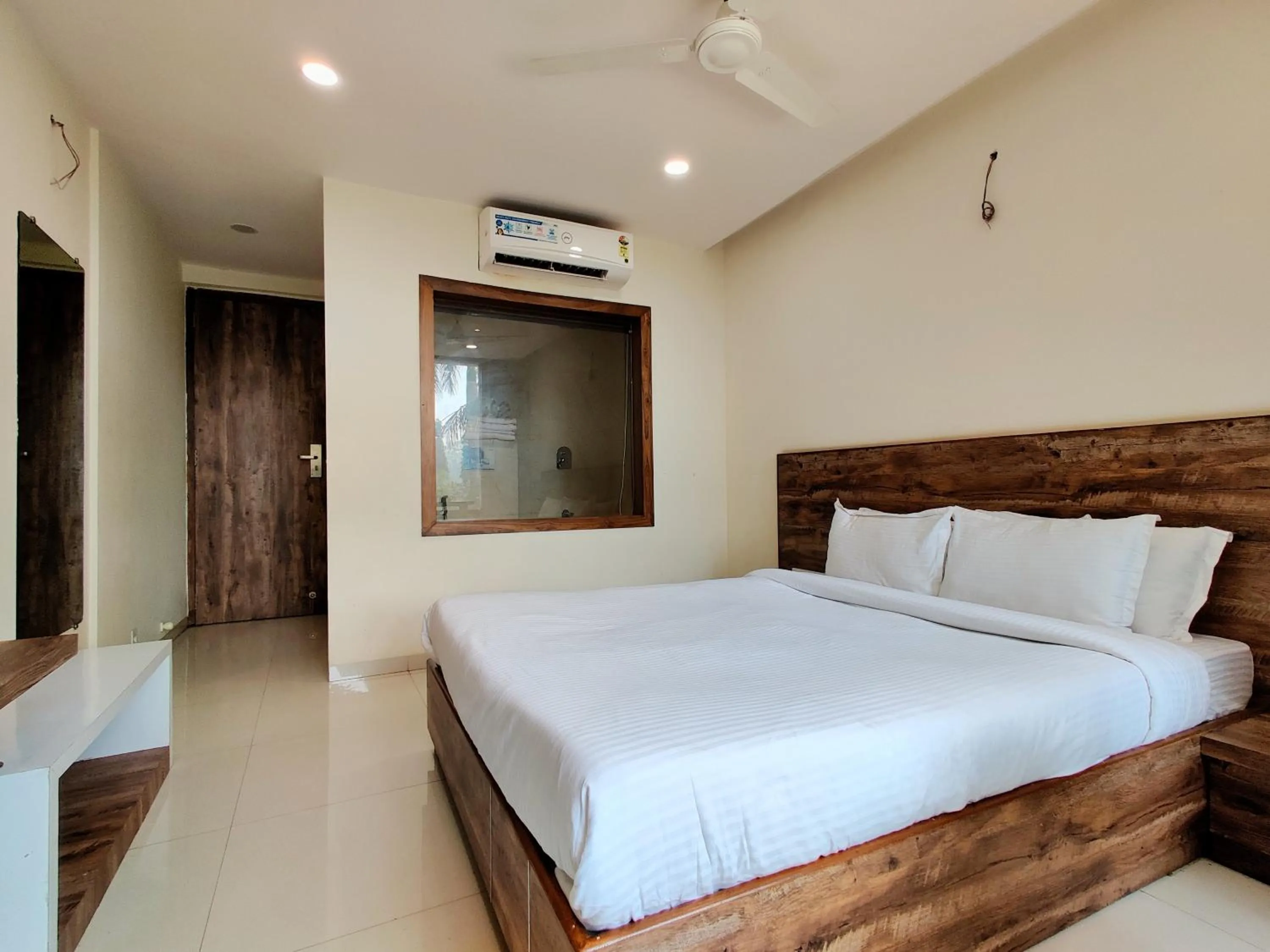 Bedroom, Bed in Pushp Vatika Resort & Lawns