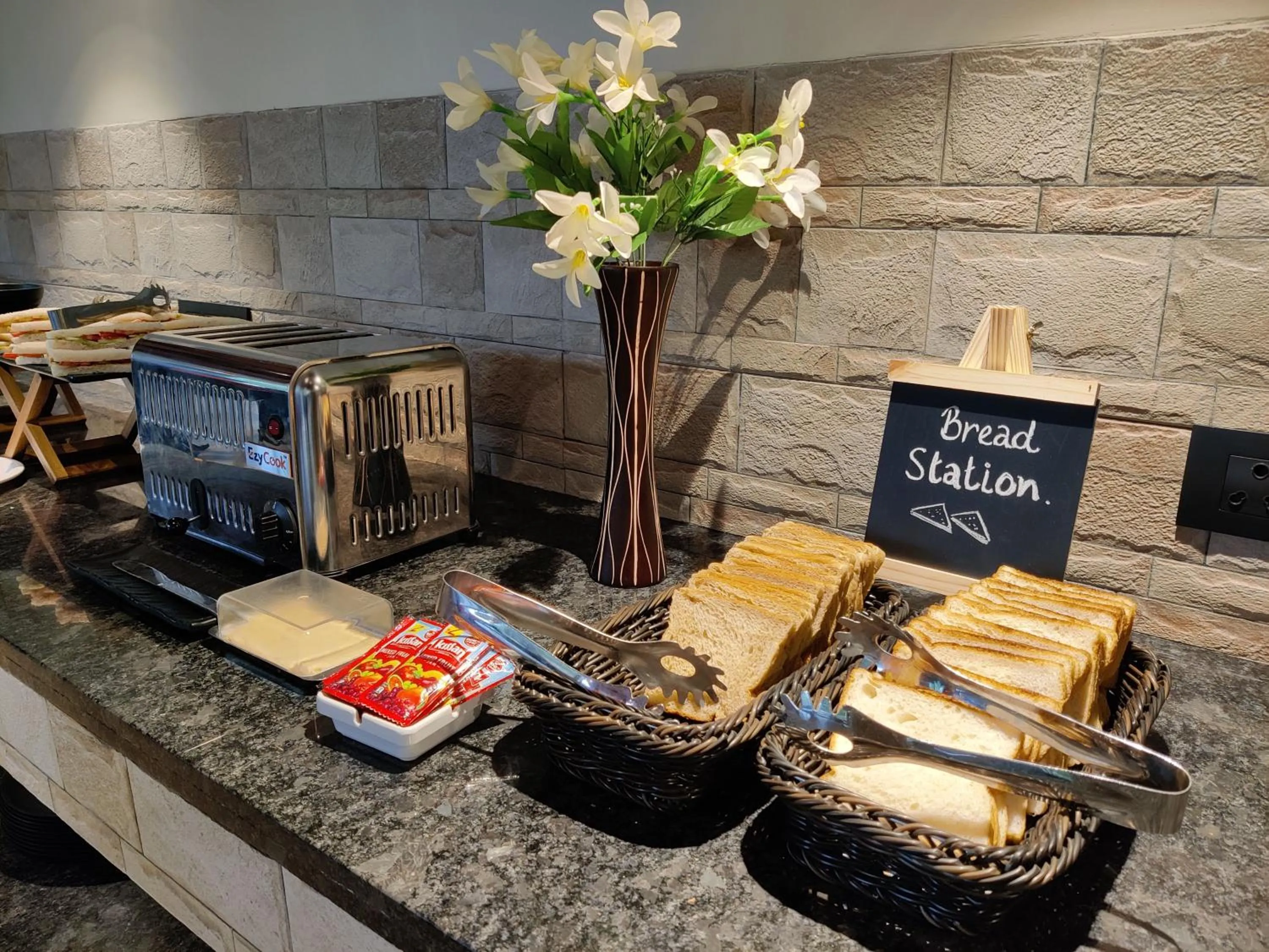 Restaurant/places to eat in Pushp Vatika Resort & Lawns