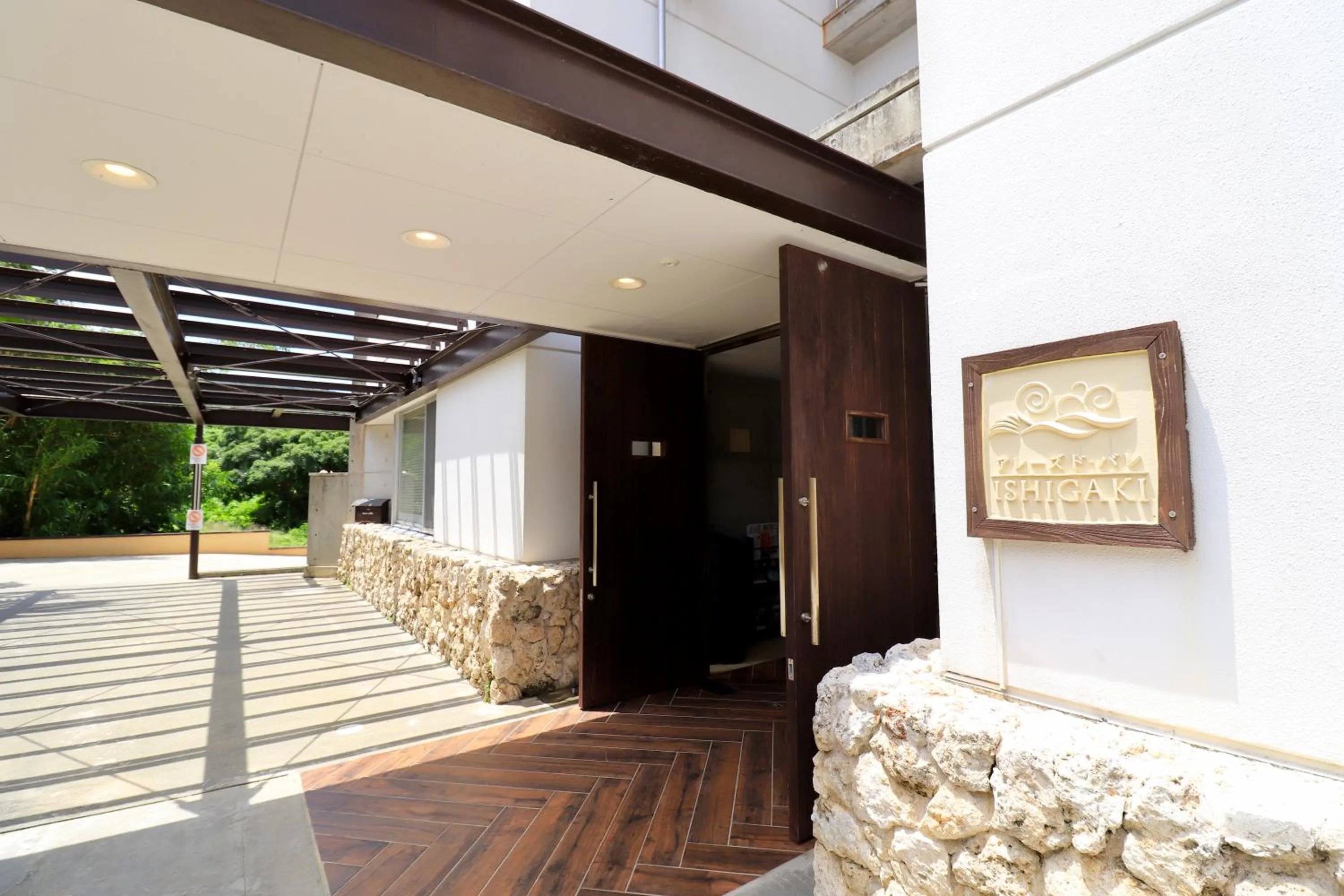 Facade/entrance in Alaise De Bale Ishigaki