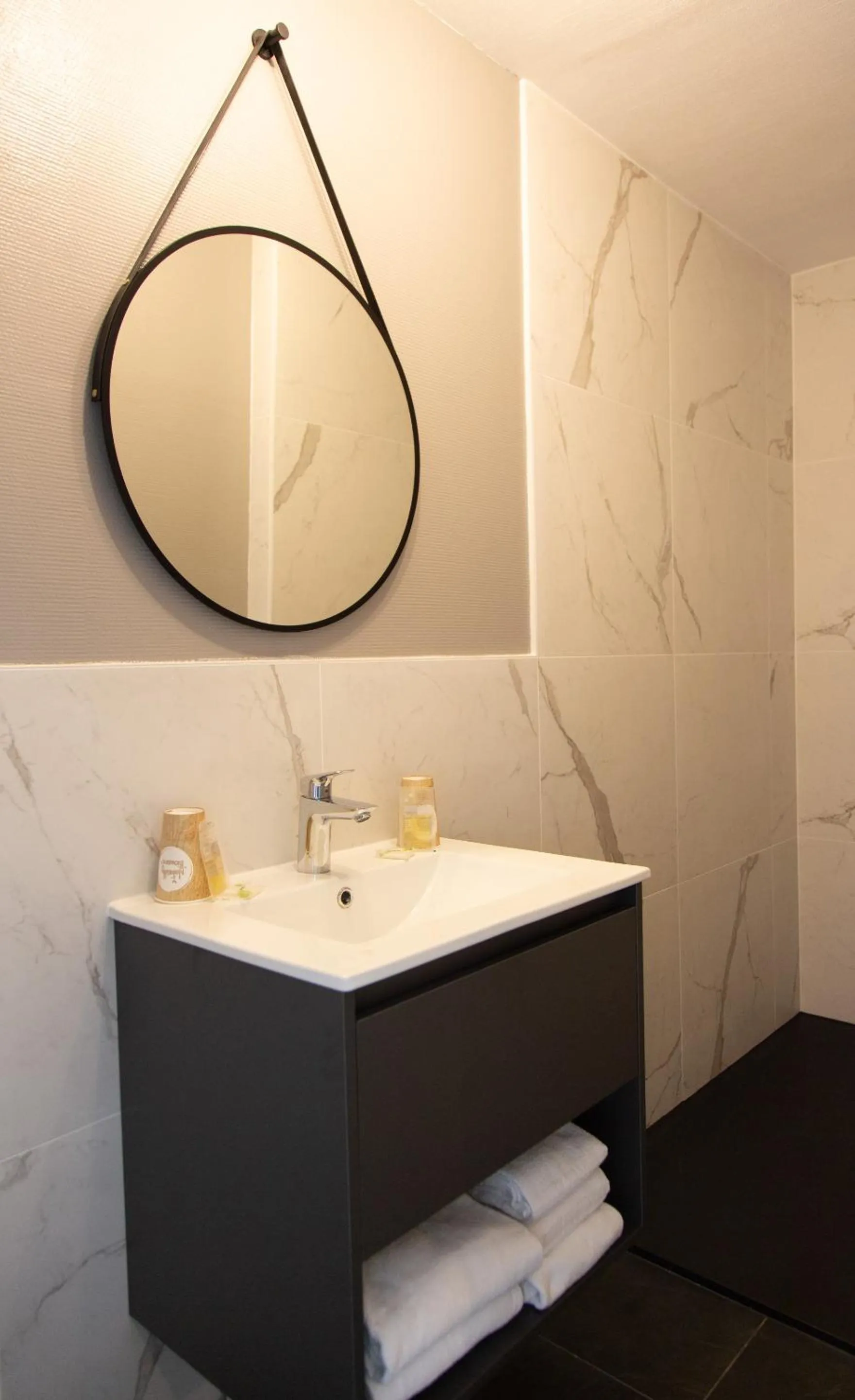 Bathroom in Hôtel des Pins