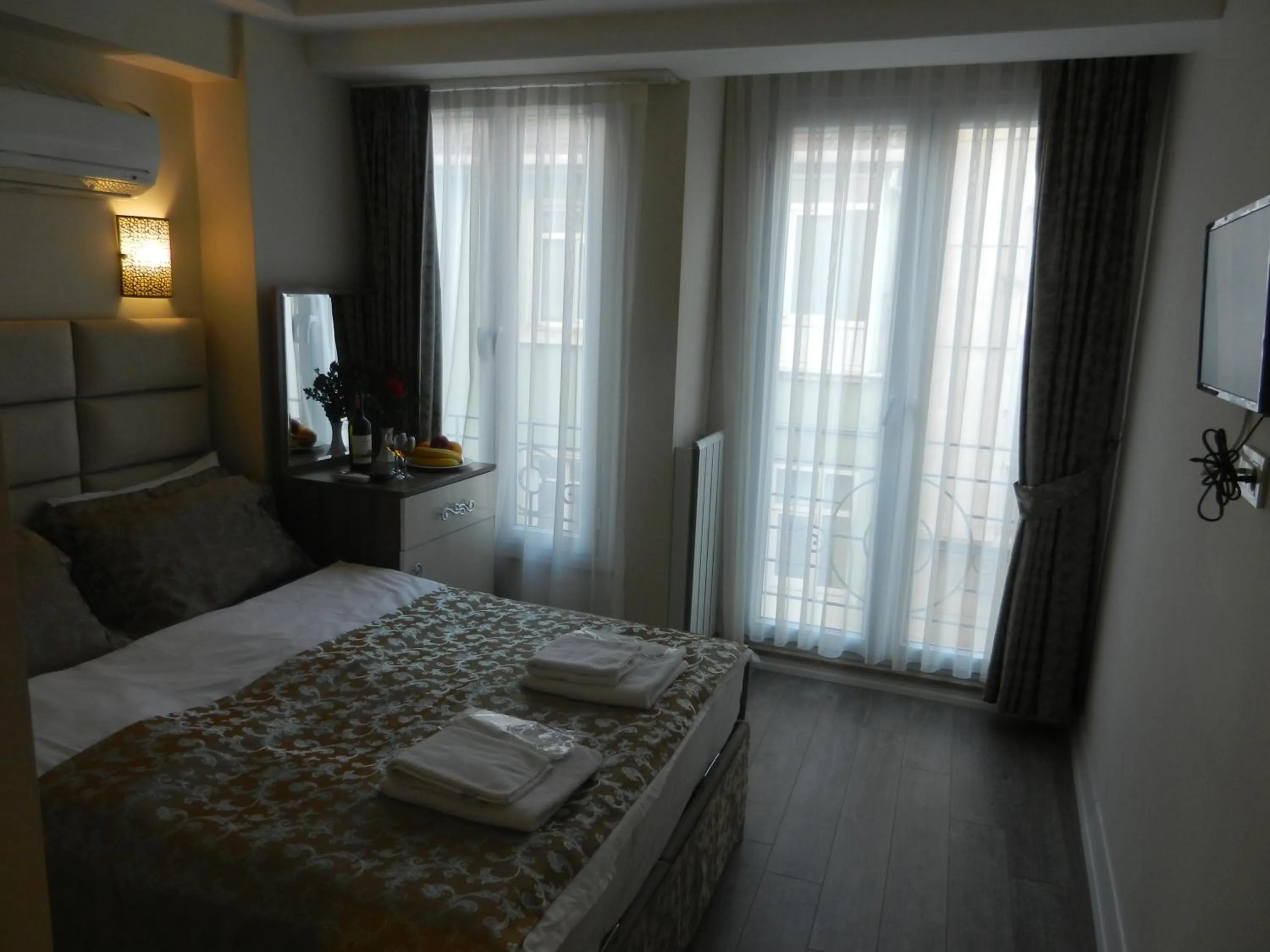 TV and multimedia, Bed in Nisa Apart Sultanahmet