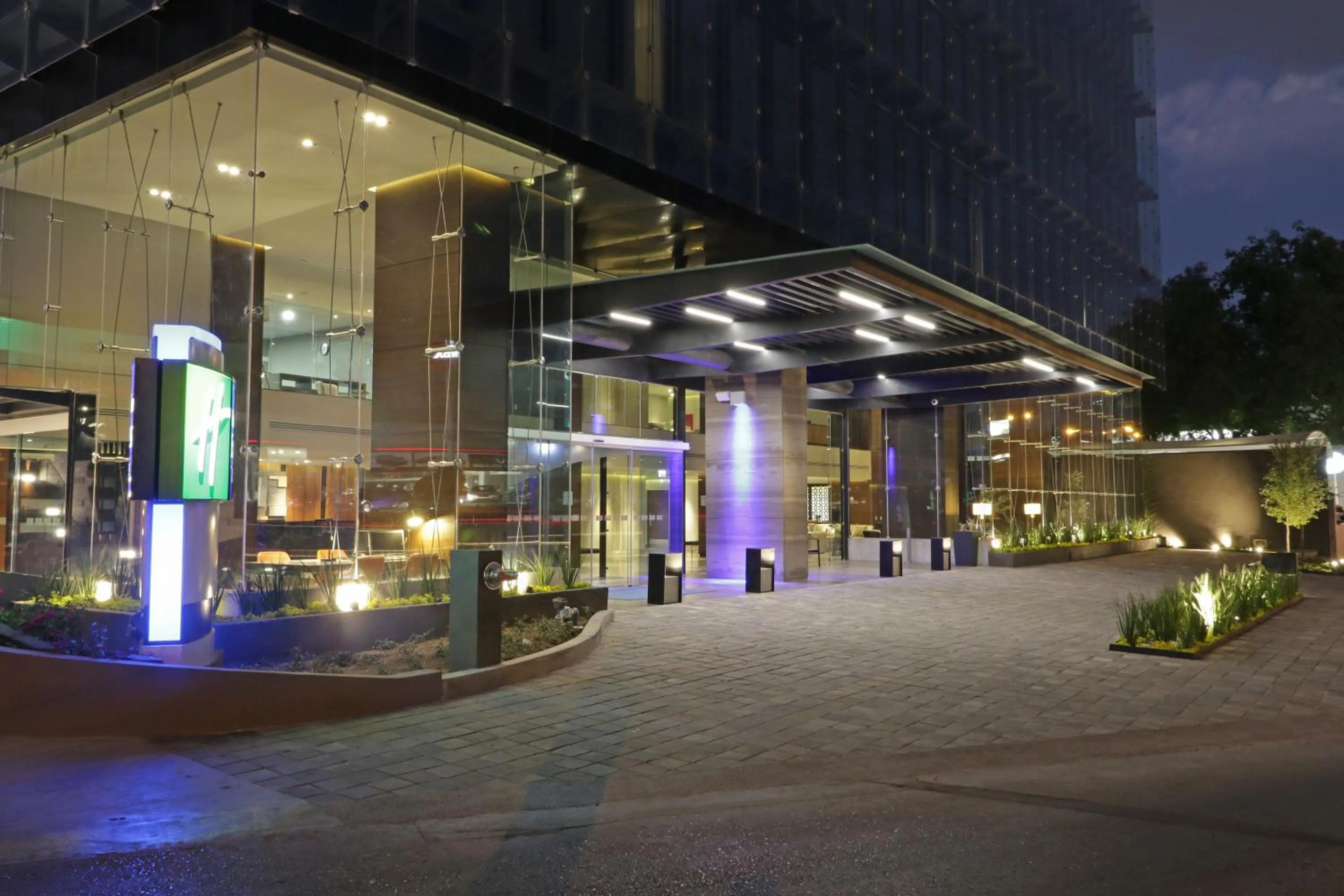 Property building in Holiday Inn Express & Suites Monterrey Valle by IHG