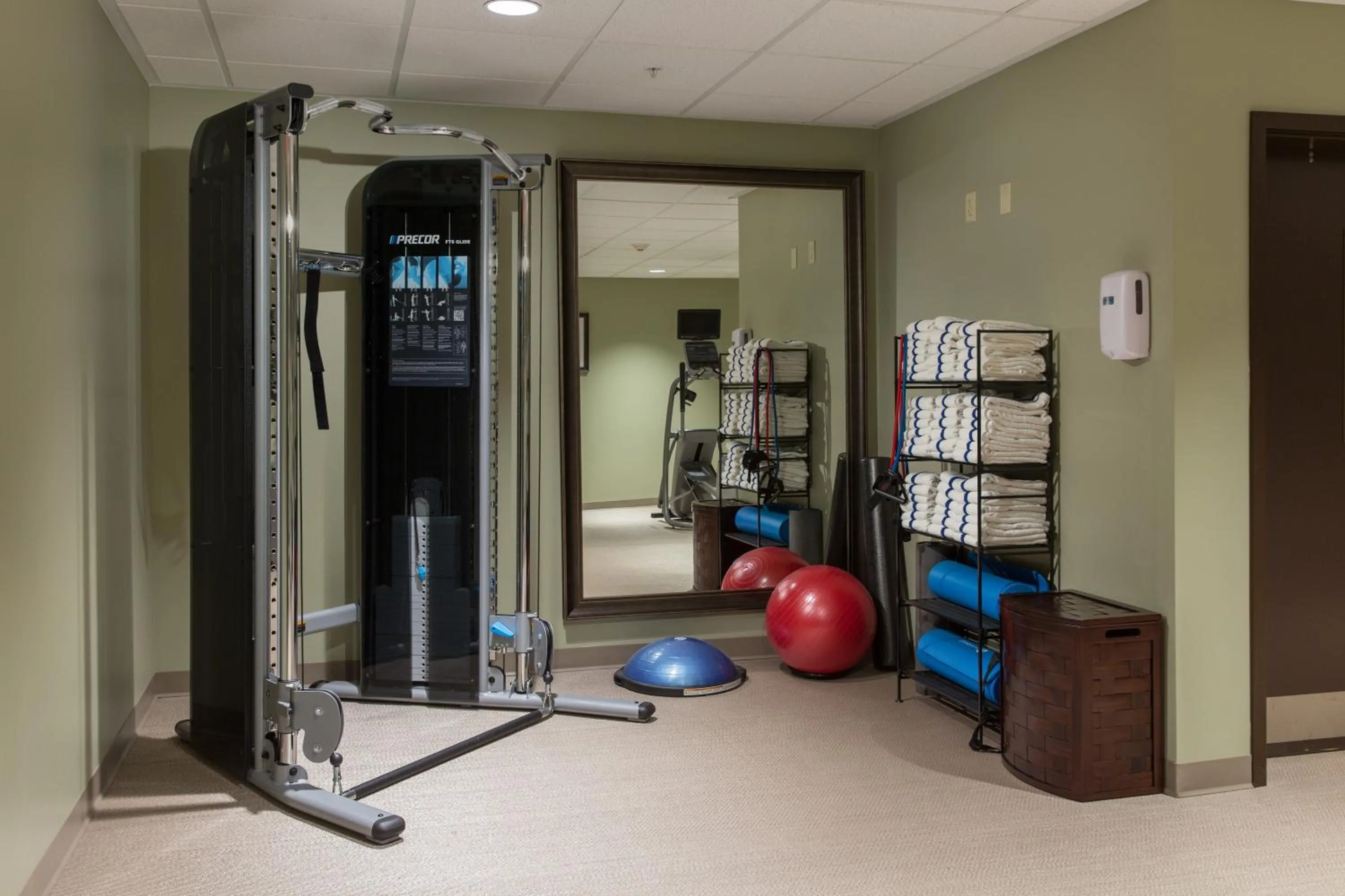 Fitness centre/facilities in Staybridge Suites Corona South by IHG