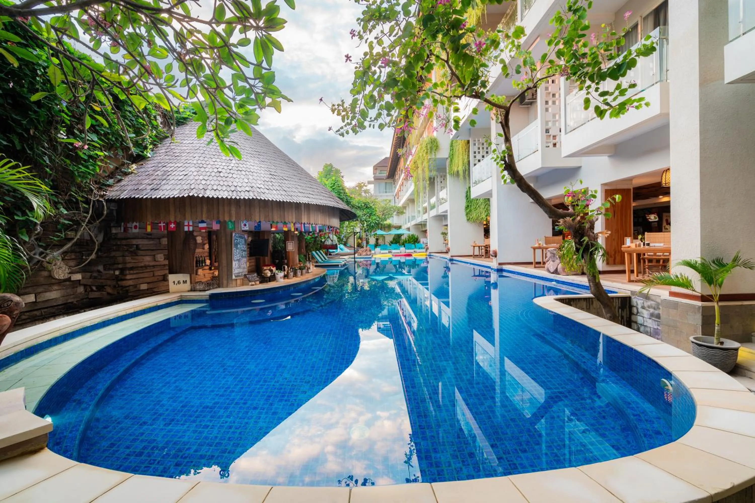 Swimming pool in Jimbaran Bay Beach Resort and Spa by Prabhu